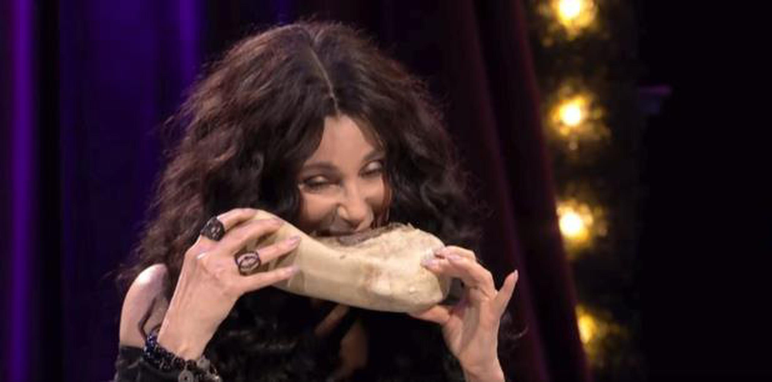Cher comiendo lengua de vaca. (CBS)