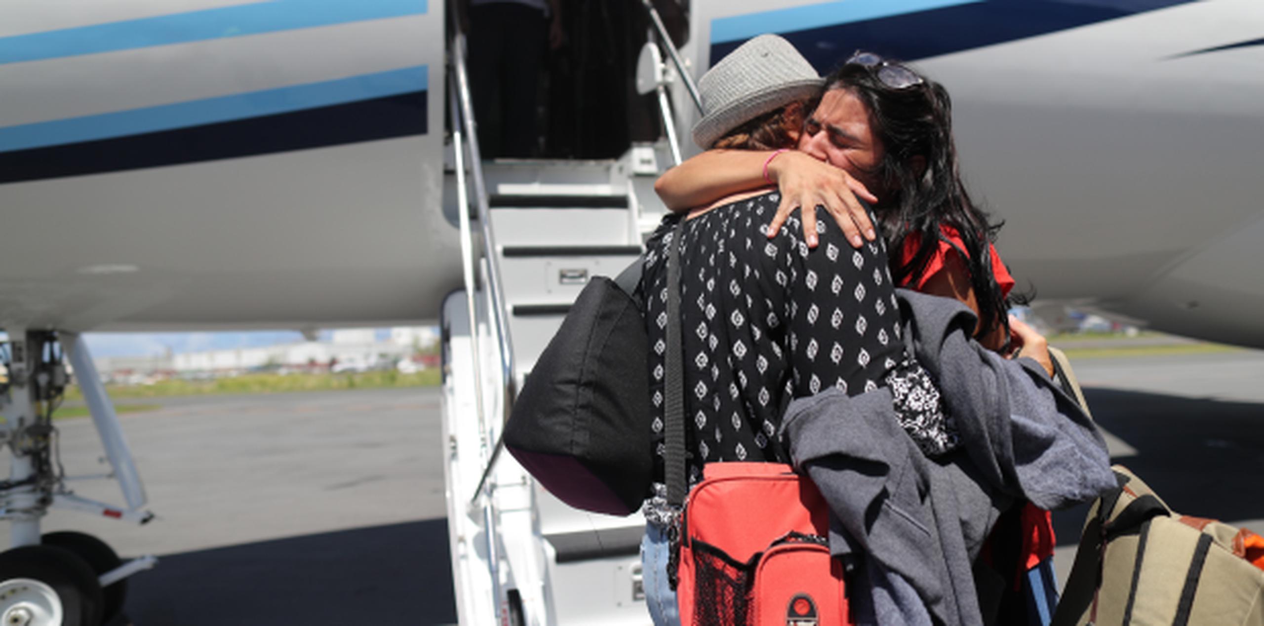 Kimberly Velázquez se despide en llanto de su madre Nancy Rodríguez, paciente de cáncer. (vanessa.serra@gfrmedia.com)