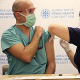 Trabajadora de salud en Alaska sufre reacción alérgica a vacuna de COVID-19