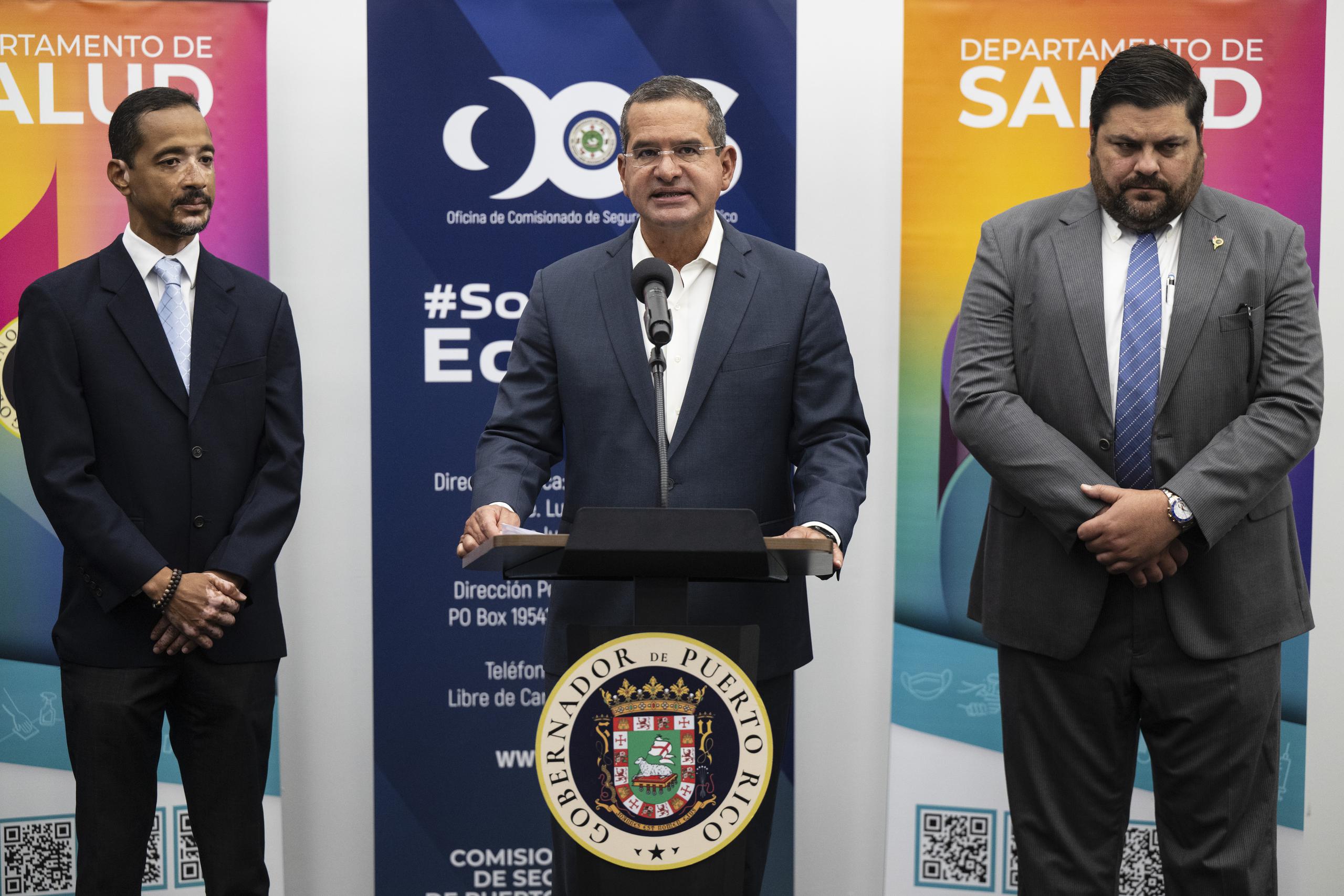 El gobernador Pedro Pierluisi, junto al comisionado de Seguros de Puerto Rico, Alexander Adams Vega, y el secretario del Departamento de Salud, Carlos Mellado.