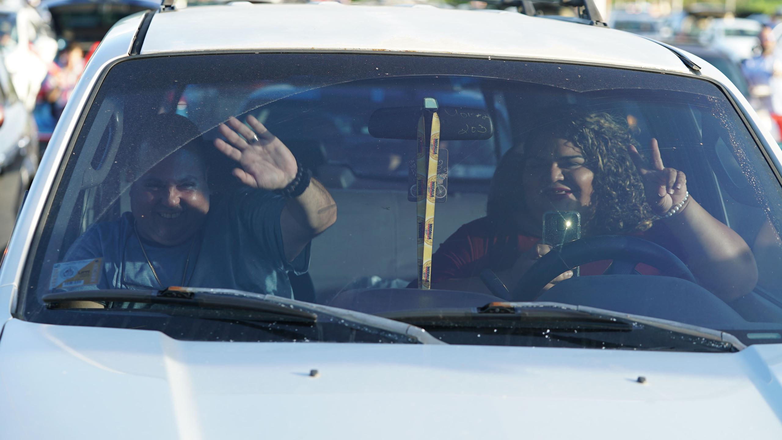 Gabriel Quiles y Sherly Hernández prefirieron disfrutar del concierto desde el interior del vehículo, sintonizando la emisora que les conectaba al sonido desde la tarima.