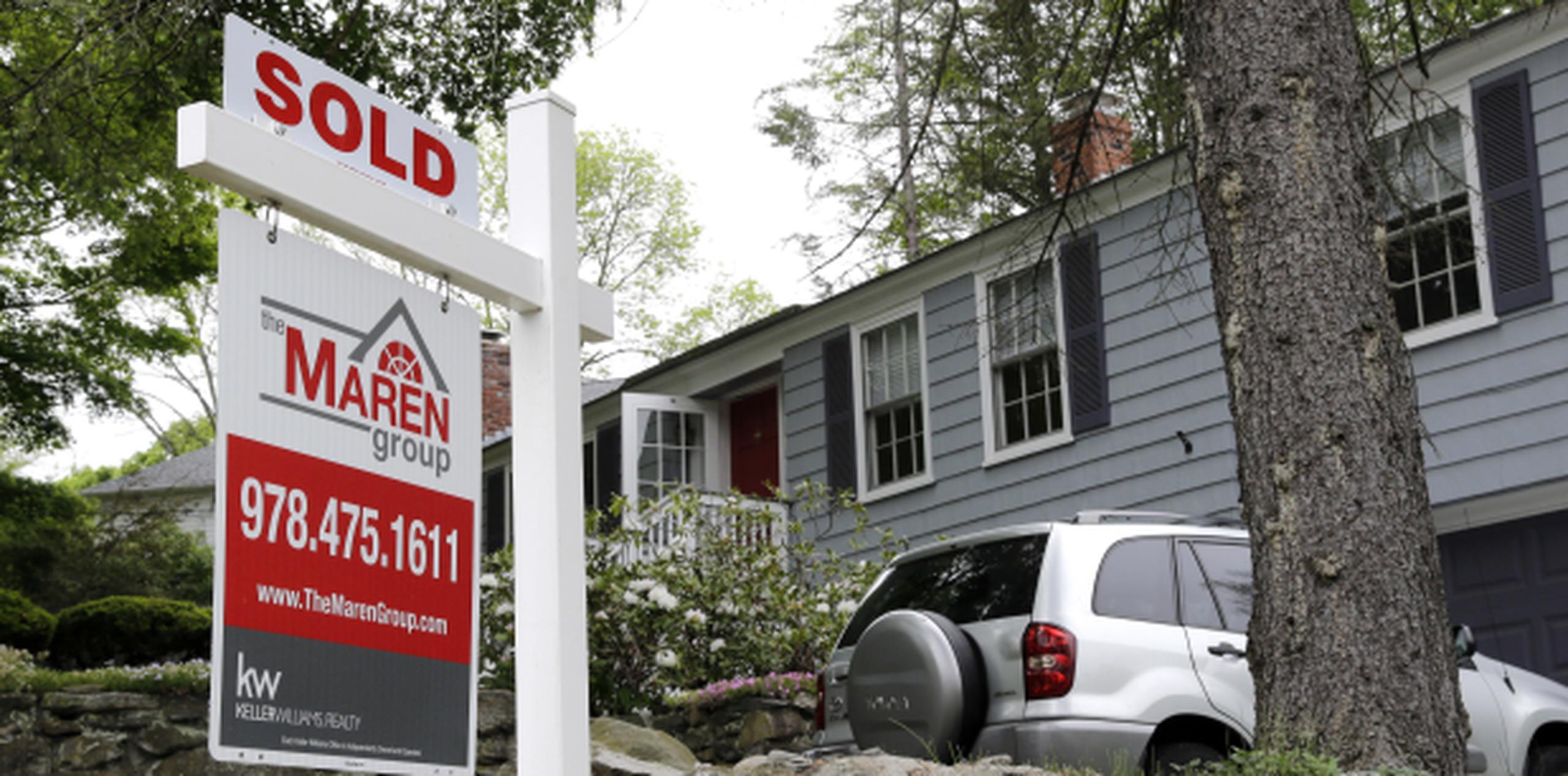 La imagen del letrero de "vendida" en esta propiedad es cada vez más difícil de encontrar: el "sueño americano" de comprar casa es cuesta arriba. (AP)