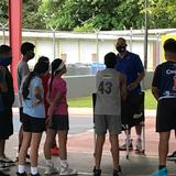 Jugadores de los Cangrejeros de Santurce ofrecen clínicas de baloncesto a niños de San Juan