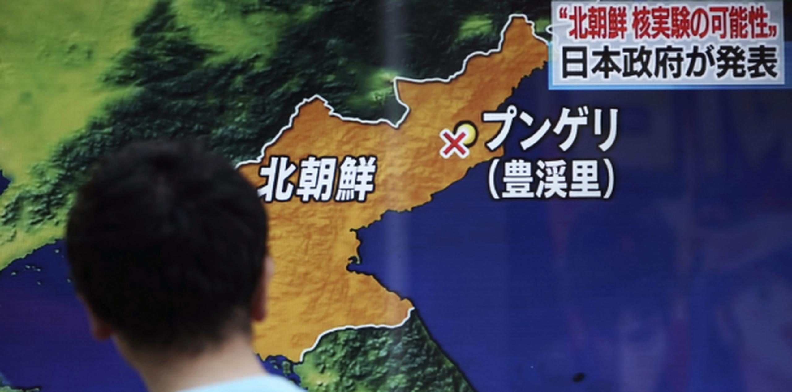 Un ciudadano observa en una pantalla de televisión detalles del lanzamiento de otro cohete nuclear por parte de Corea del Norte. (AP)
