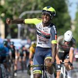 Día histórico en el Giro de Italia: Por primera vez un negro africano gana una etapa de la prueba