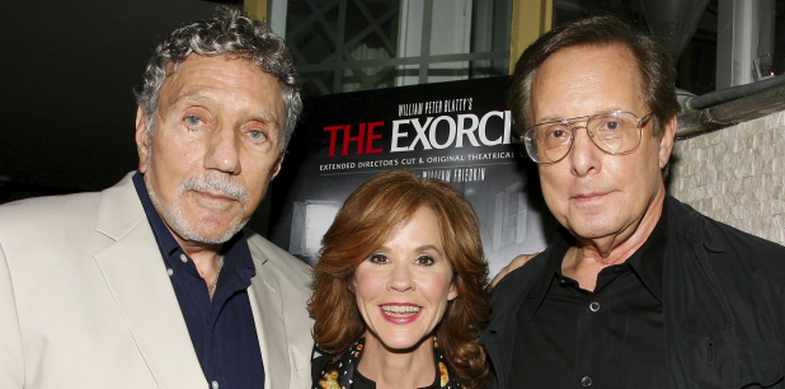 El autor de "El exorcista" William Peter Blatty, izquierda, con la actriz de la película de 1973 Linda Blair y el director William Friedkin en el 2010. (Agencia EFE)