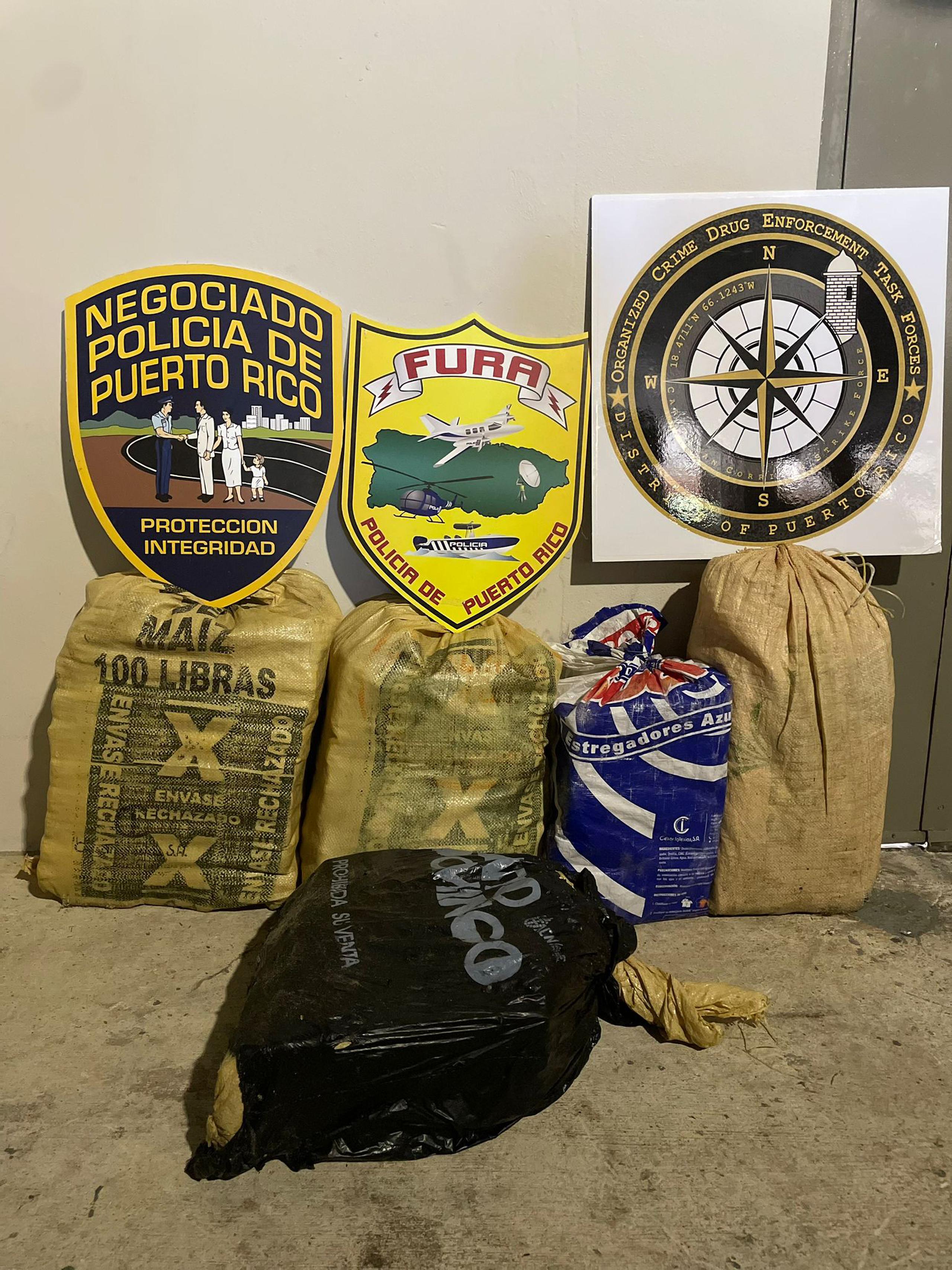 Cinco fardos con 127.8 kilos de cocaína fueron ocupados en una embarcación que llegó a la costa de Dorado procedente de la República Dominicana.