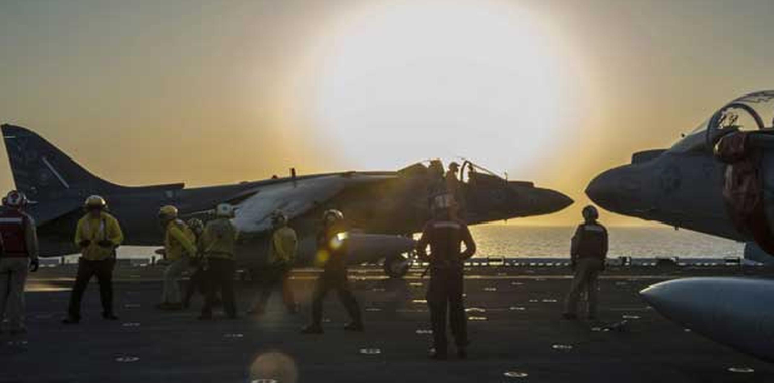 Fotografía facilitada por la Marina estadounidense que muestra a un McDonnell Douglas AV-8B Harrier II despegando de la cubierta del portaaviones estadounidense USS Makin Island durante unas operaciones en el Golfo Pérsico ayer, lunes. (EFE)