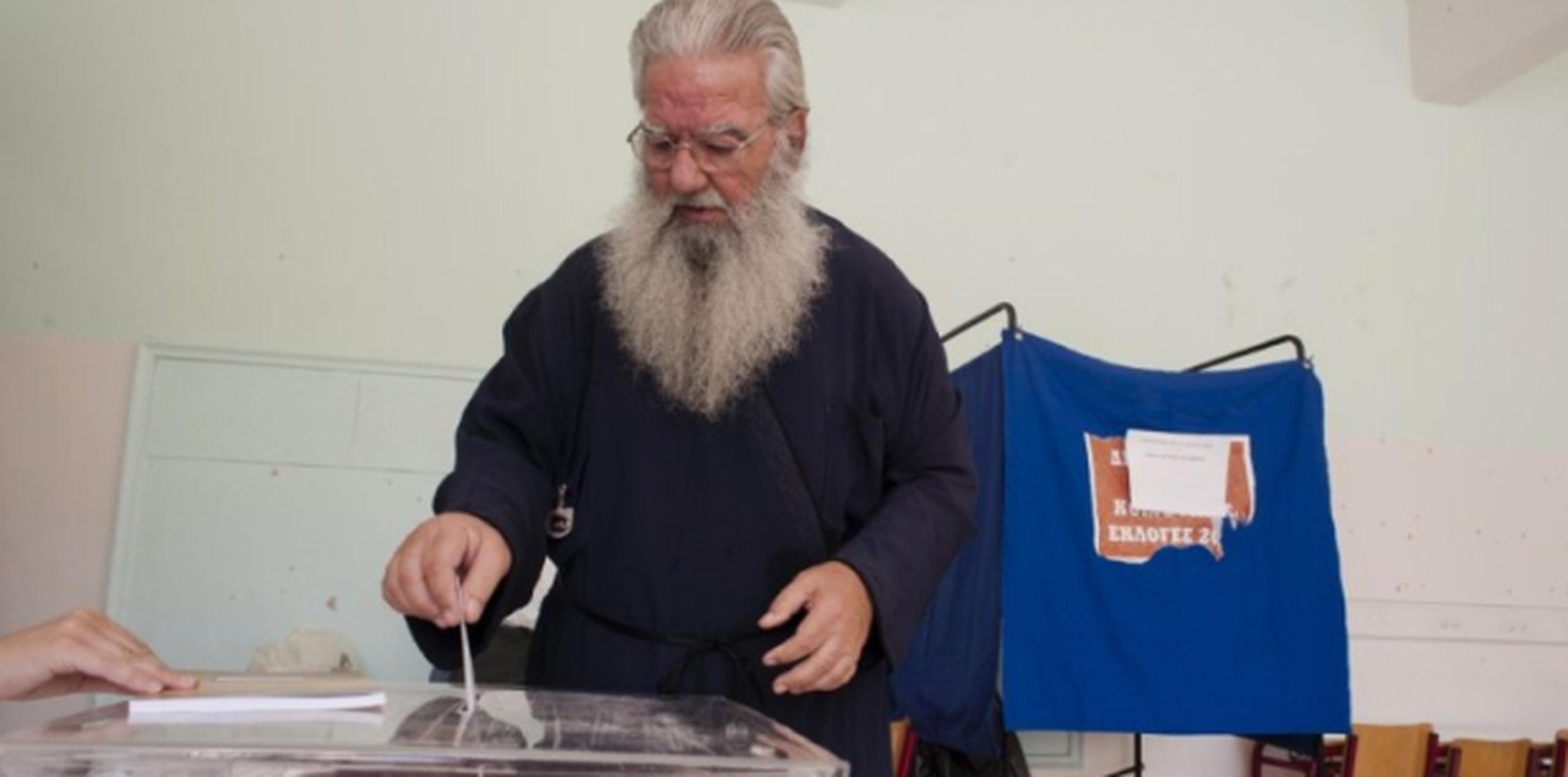 Un ciudadano griego participa de la elección. (AFP)