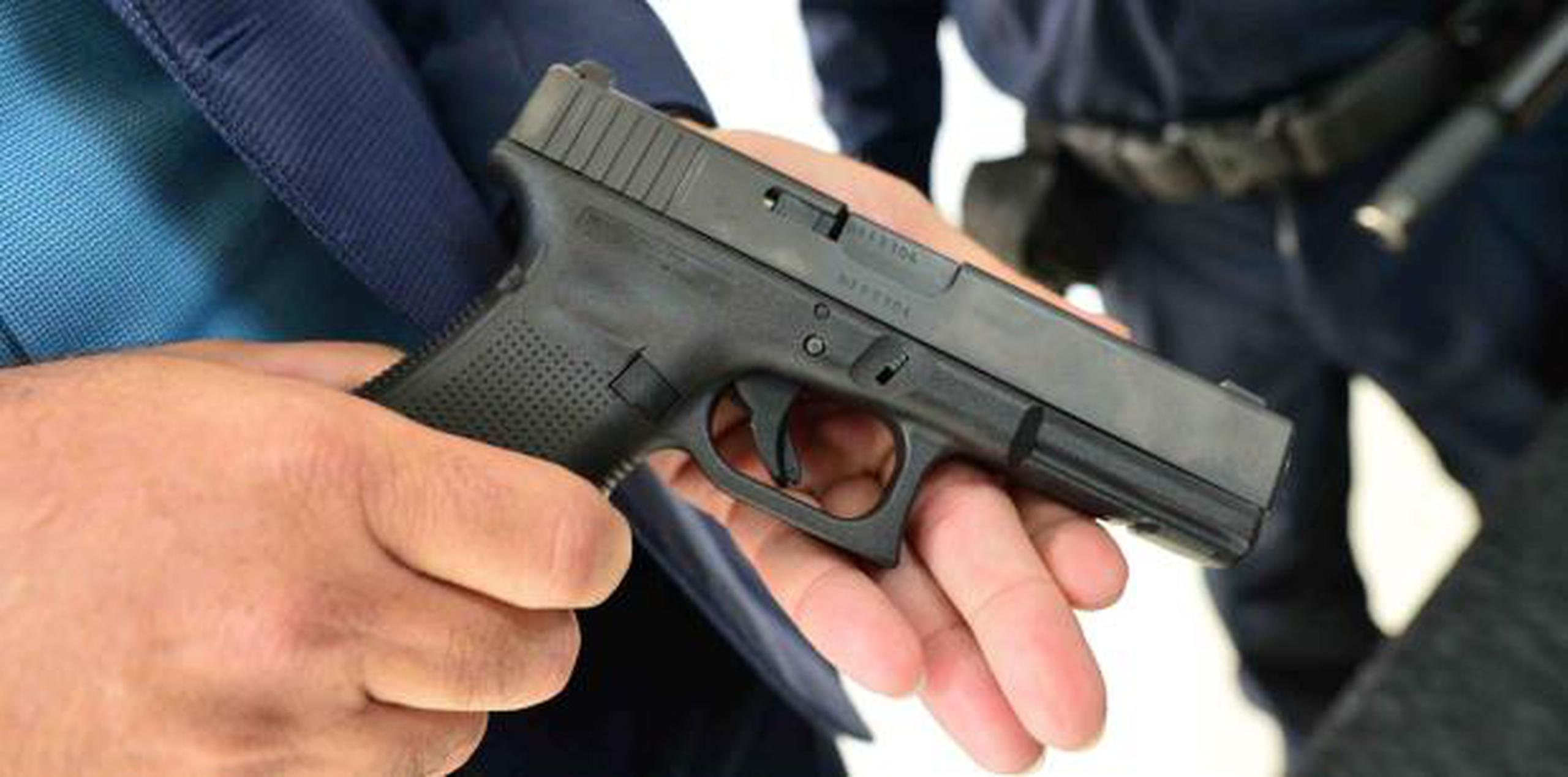 Los oficiales son adiestrados para manejar la pistola Glock, 40 milímetros, de cuarta generación. (luis.alcaladelolmo@gfrmedia.com)