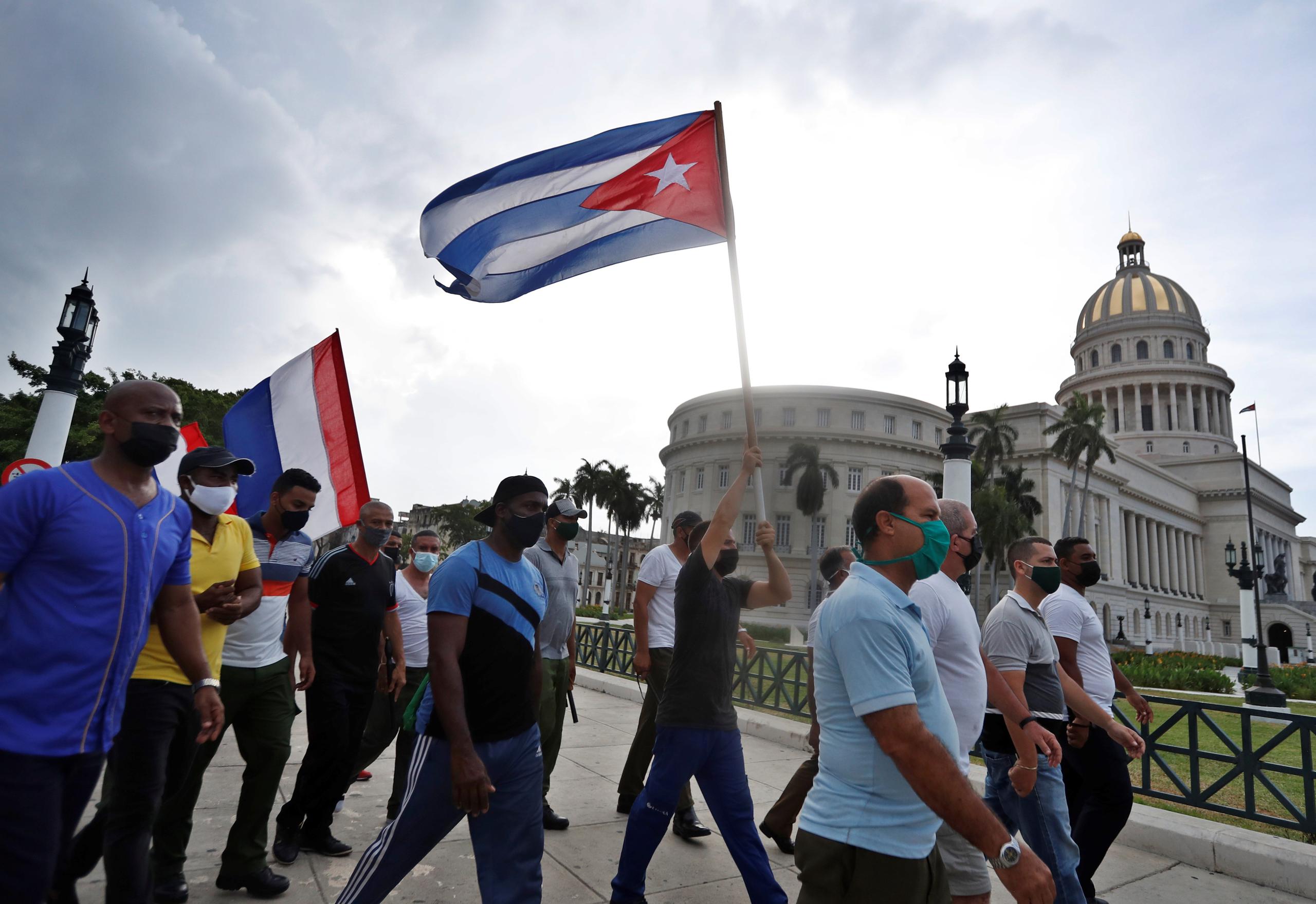 Un grupo de manifestantes llega frente al Capitolio de Cuba, en La Habana, ante la precaria situación que encaran.