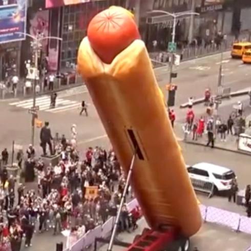 Meten gigantesco hot dog en la Gran Manzana