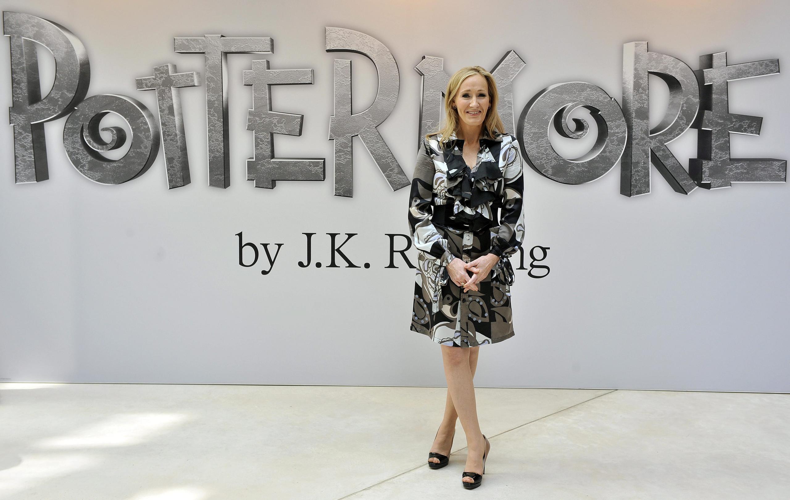 J.K. Rowling lanzó la semana pasada la plataforma “Harry Potter at Home”, para que niños, padres y profesores puedan dar “un toque de magia” a sus días de aislamiento.
