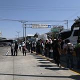 Estudiantes bloquean autopista para exigir justicia por estudiantes desaparecidos de Ayotzinapa