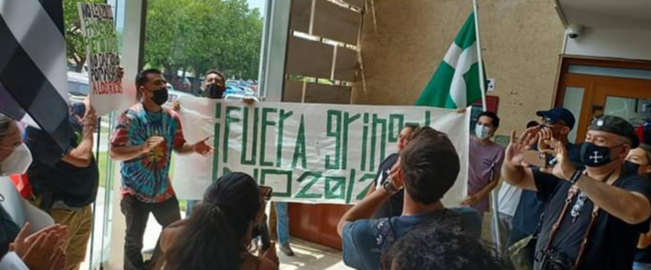 La juventud del Partido Independentista Puertorriqueño junto a otras organizaciones protestaron en el edificio donde se llevaban a cabo vistas públicas. (Facebook/ Jornada se Acabaron las Promesas).