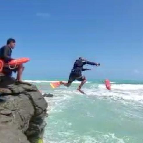 Surfers realizan simulacro de rescate bajo intensas corrientes en Luquillo