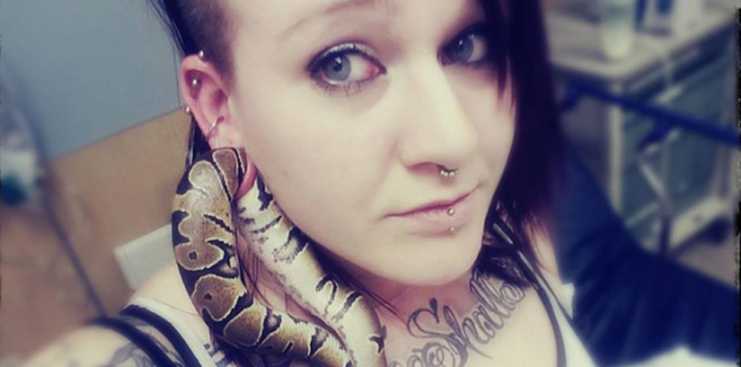 Ashley Glawe tuvo que llamar a emergencias para remover la serpiente, pero no pudieron. (Facebook)