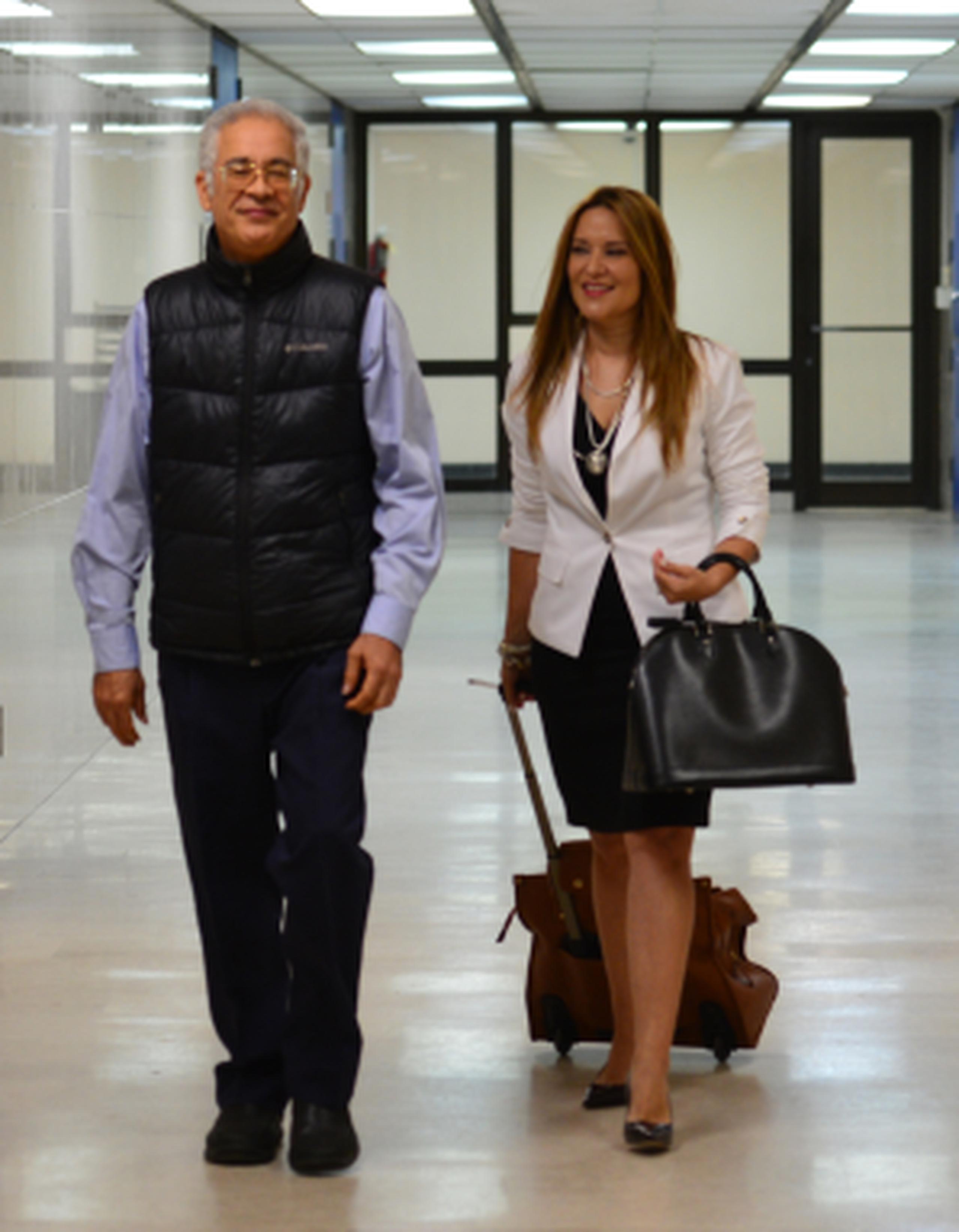 El oncólogo Sigfredo Acaron y su abogada Mercedes Montalvo, en el pasillo del tribunal donde se ventila el pleito con SSS. (luis.alcaladelolmo@gfrmedia.com)