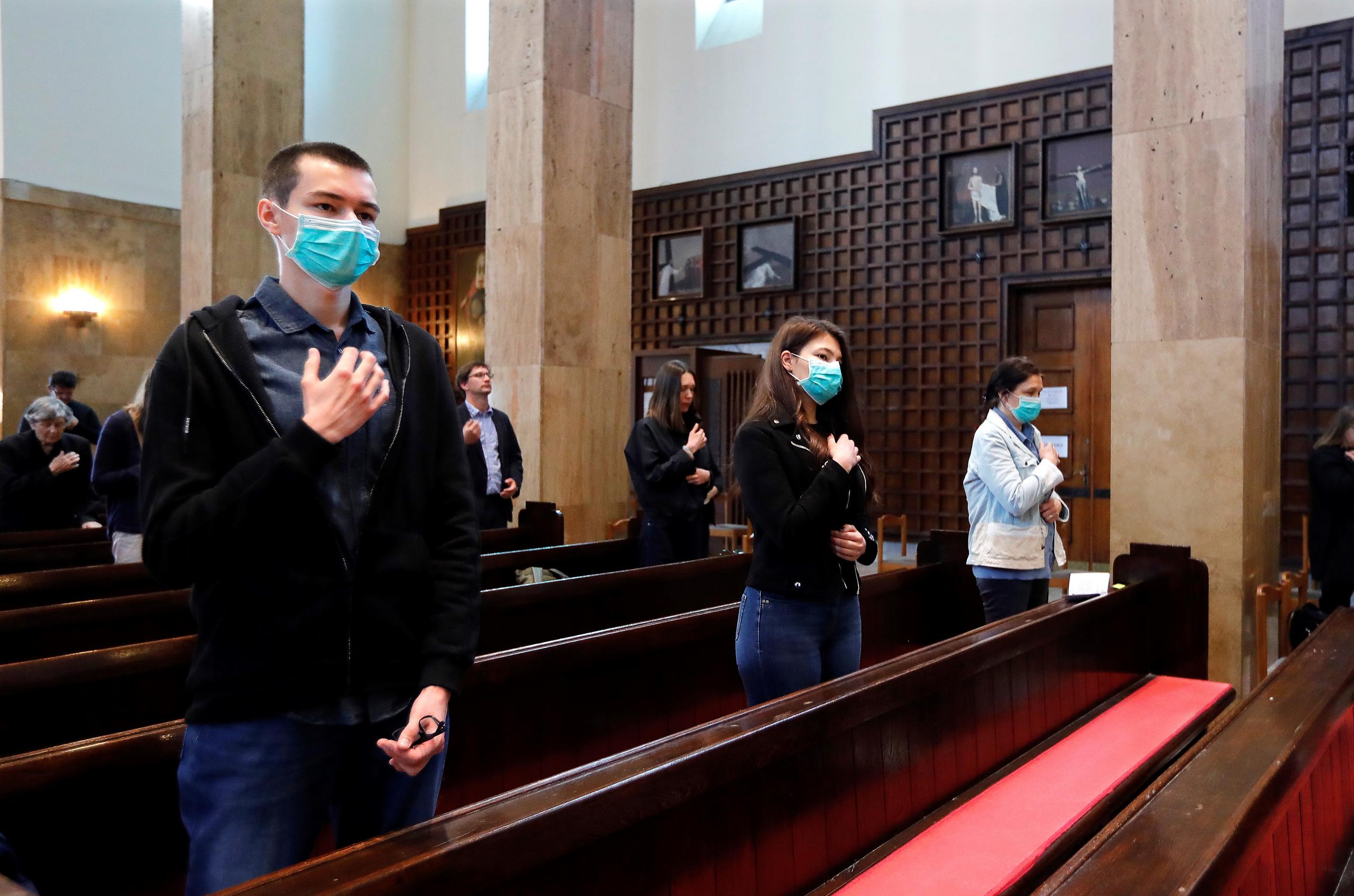 Fieles con mascarillas en una iglesia en Croacia.
