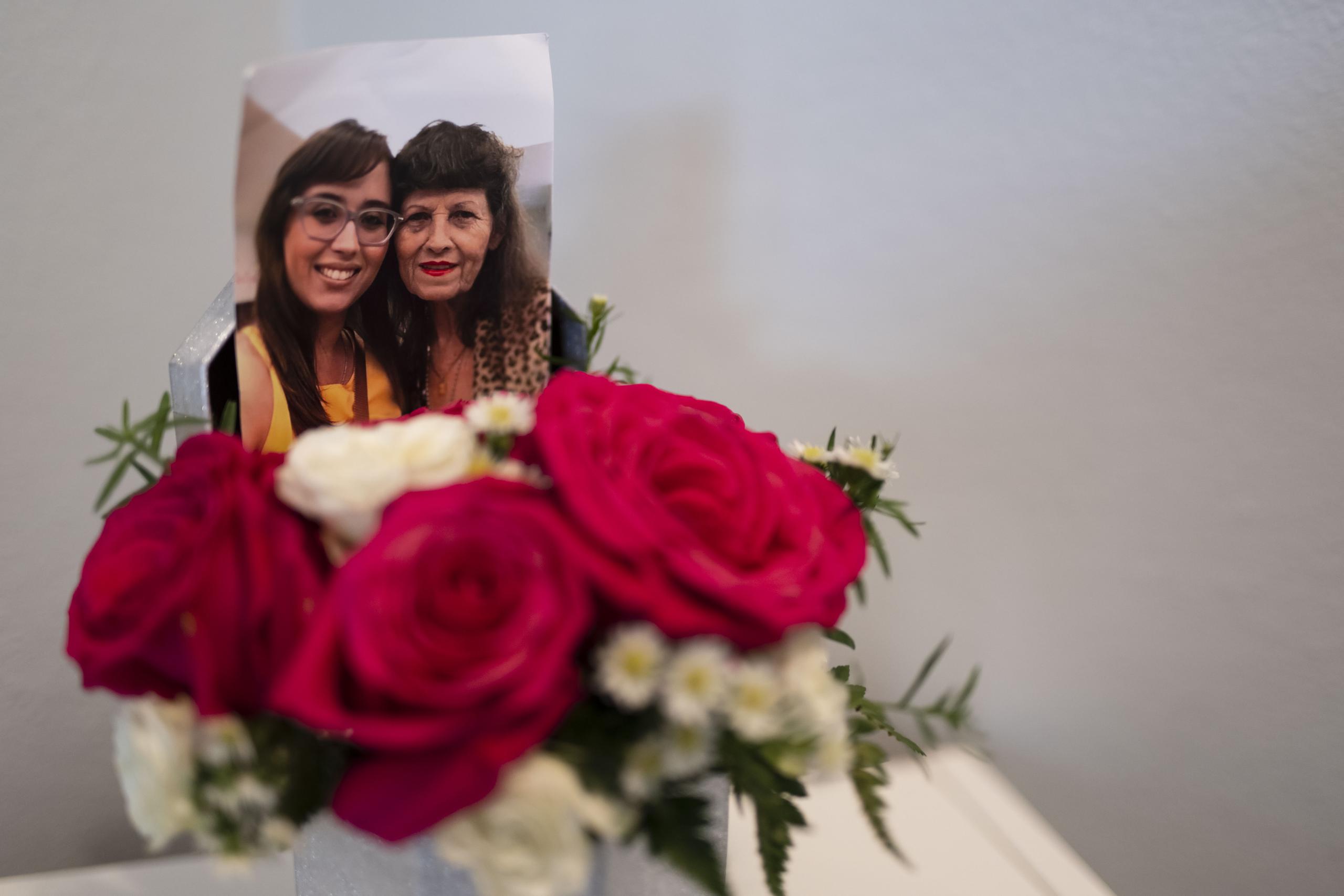 Tammy mantiene una imagen de su madre, Petra Vázquez Rodríguez, junto a un ramo de rosas en el cuarto del centro de rehabilitación. 