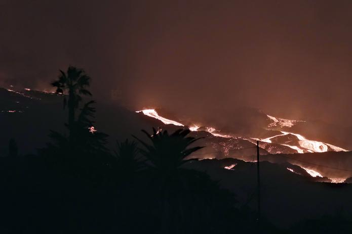 La lava del volcán Cumbre Vieja avanza por la ladera en la isla canaria de La Palma, España.