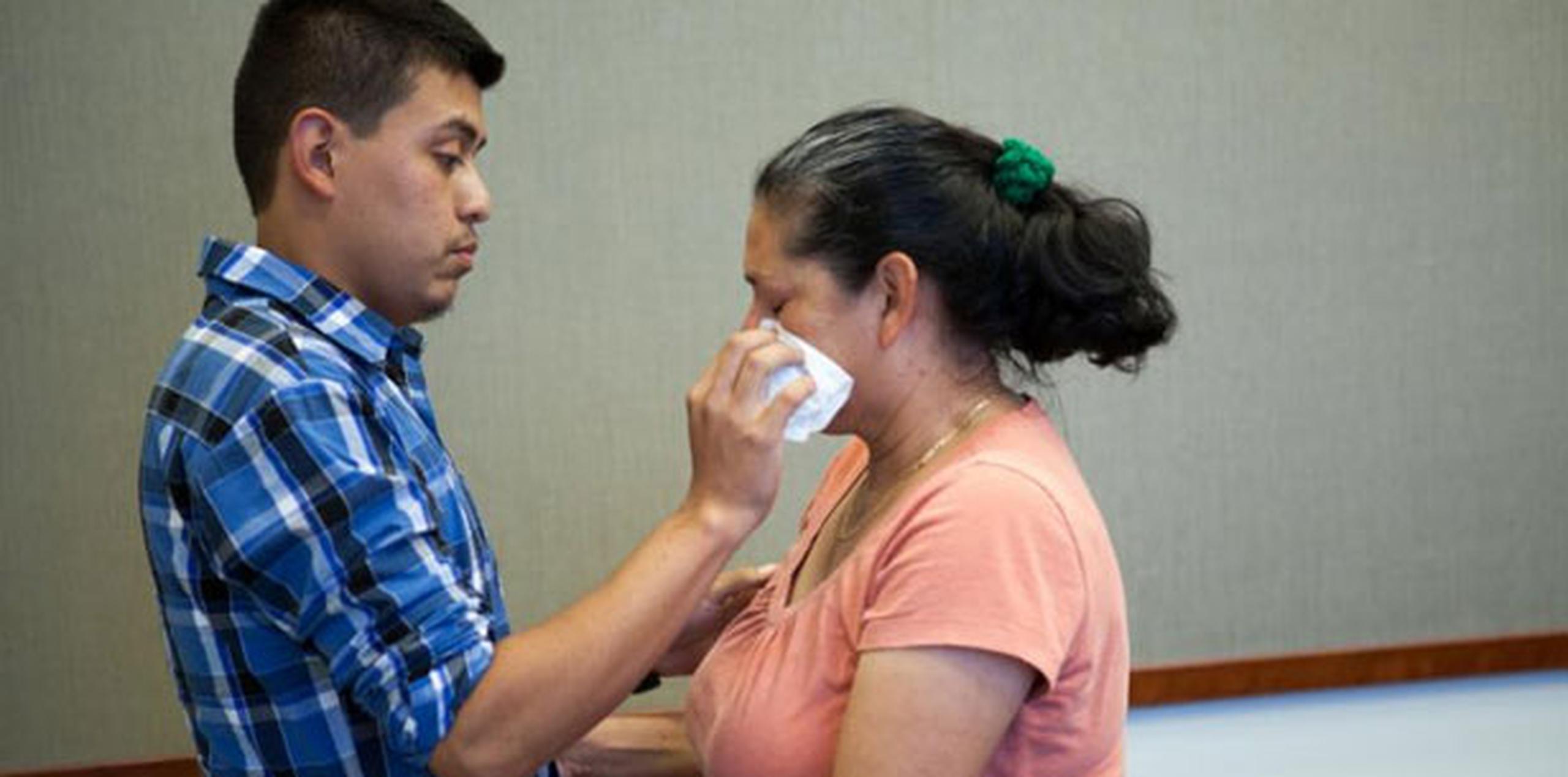 Una foto de la reunión muestra a Hernandez secando una lágrima de los ojos de su madre. (AP)