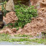 Atienden deslizamiento de tierra en carretera de Villalba