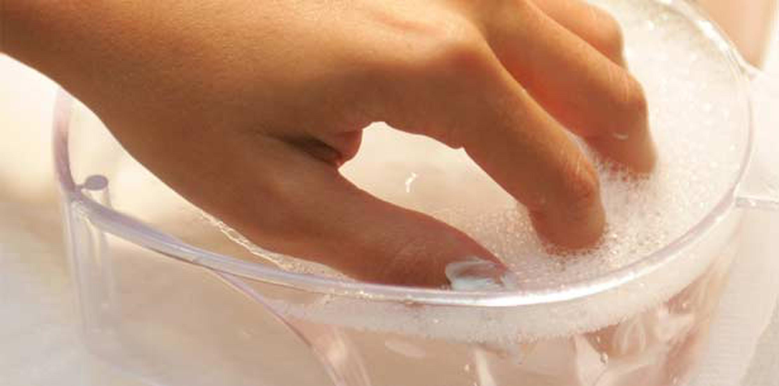 Muchas personas usan el agua oxigenada para hacer un buen remojo de las uñas antes de una manicura o pedicura. (Archivo)