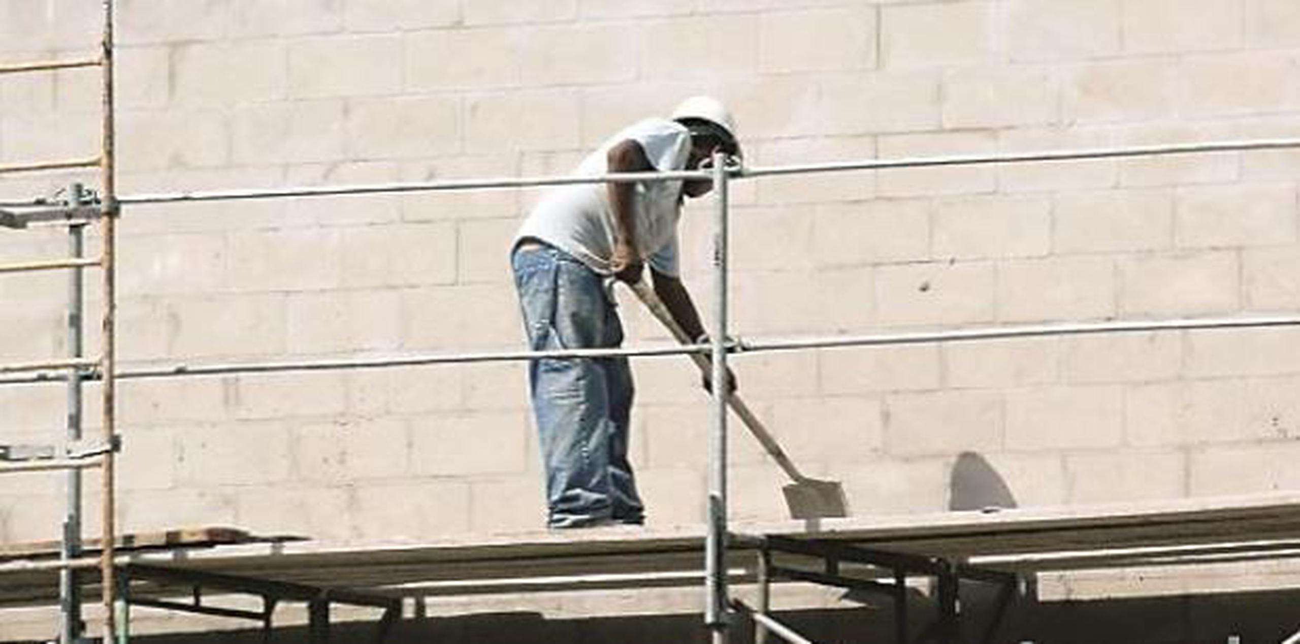 En Puerto Rico los trabajadores de la construcción reciben 7.25 dólares la hora. (Archivo)