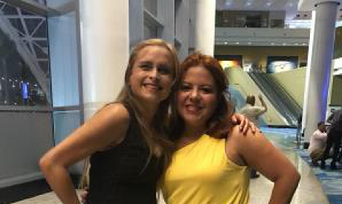 Víctor Manuelle sorprende a salsera no vidente en su cumpleaños