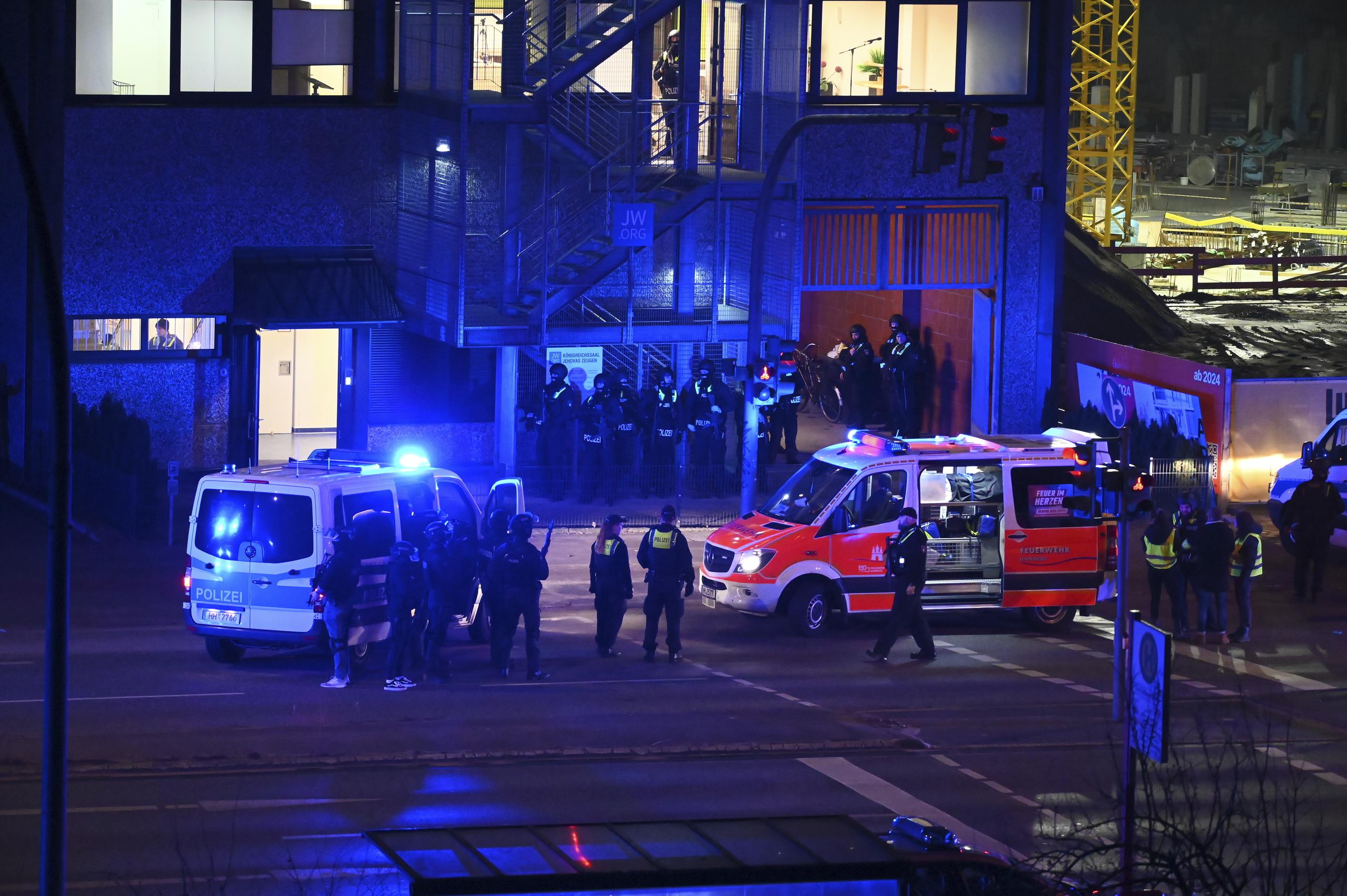 Policías se acercan al lugar donde ocurrió un tiroteo el jueves 9 de marzo de 2023, en Hamburgo, Alemania.