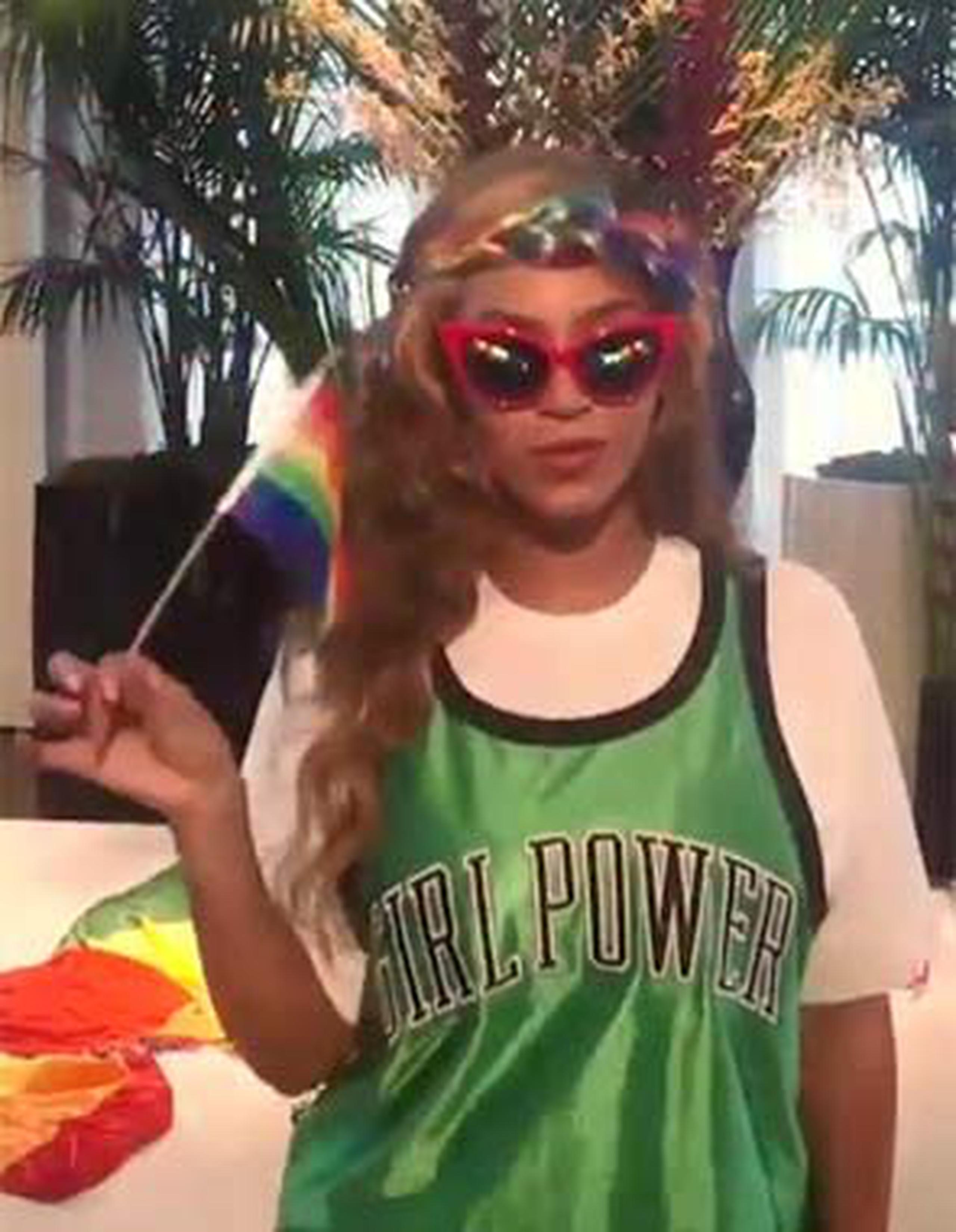 Al pie del vídeo publicado ayer, la mamá de la pequeña Blue Ivy, escribió la frase “nunca es tarde” con el hashtag #LoveWins. (Instagram)