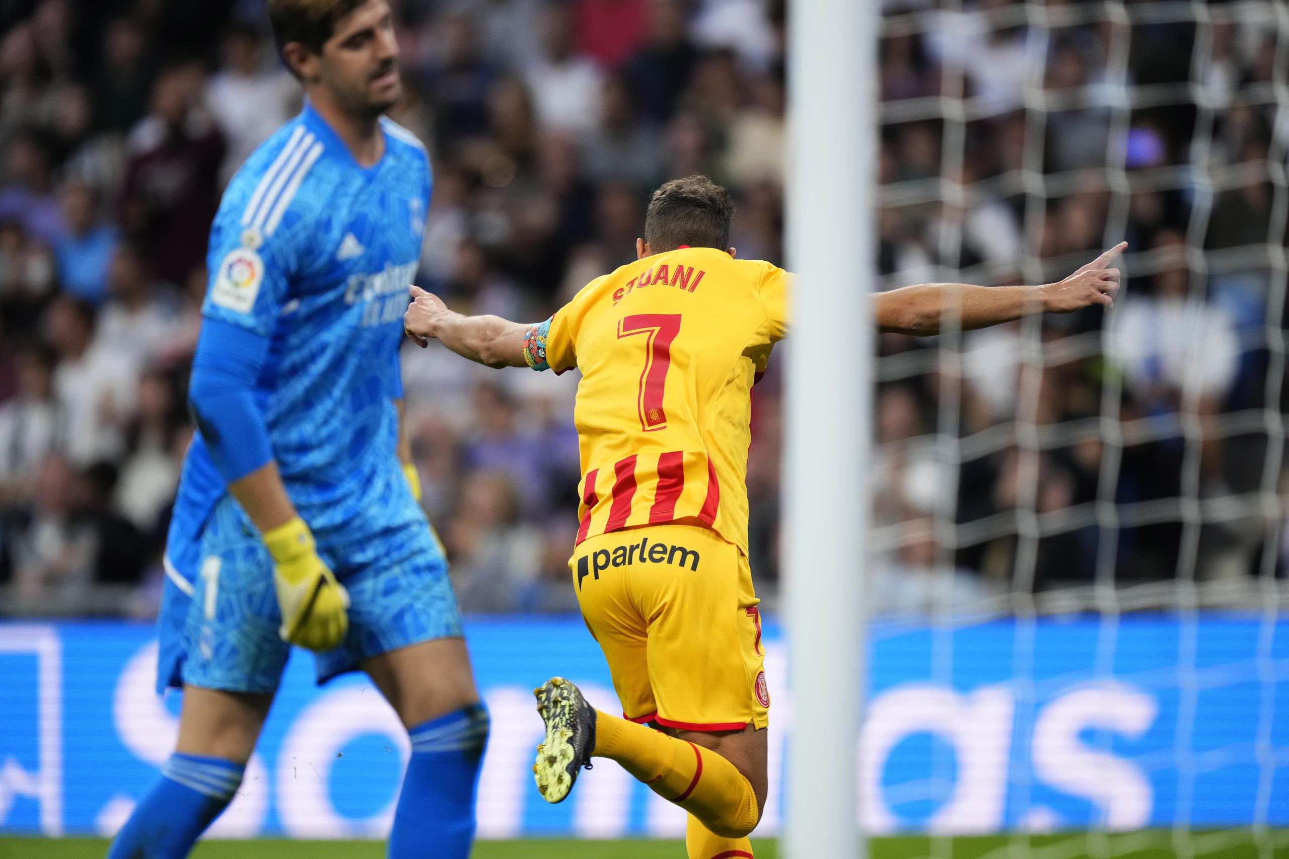El delantero de Girona Cristhian Stuani celebra tras anotar un gol de penal ante el Real Madrid, el domingo 30 de octubre de 2022. (AP Foto/José Bretón)