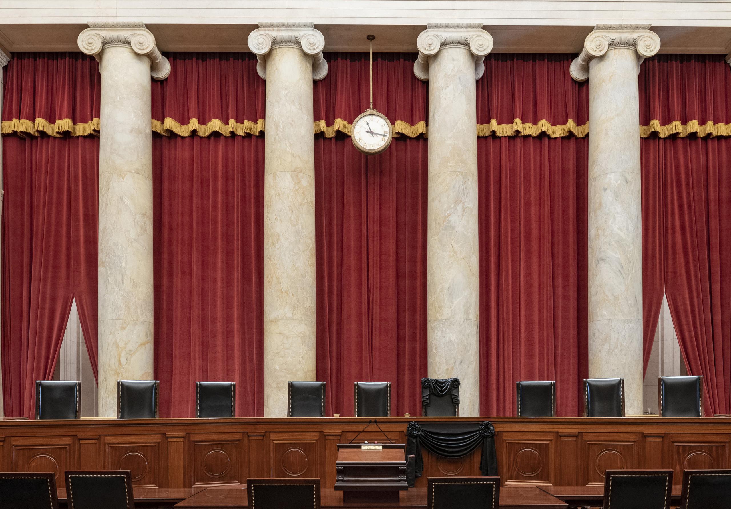 Corte Suprema de Estados Unidos en Washington, donde se ve el banquillo de la fallecida jueza Ruth Bader Ginsburg cubierto con una túnica negra.