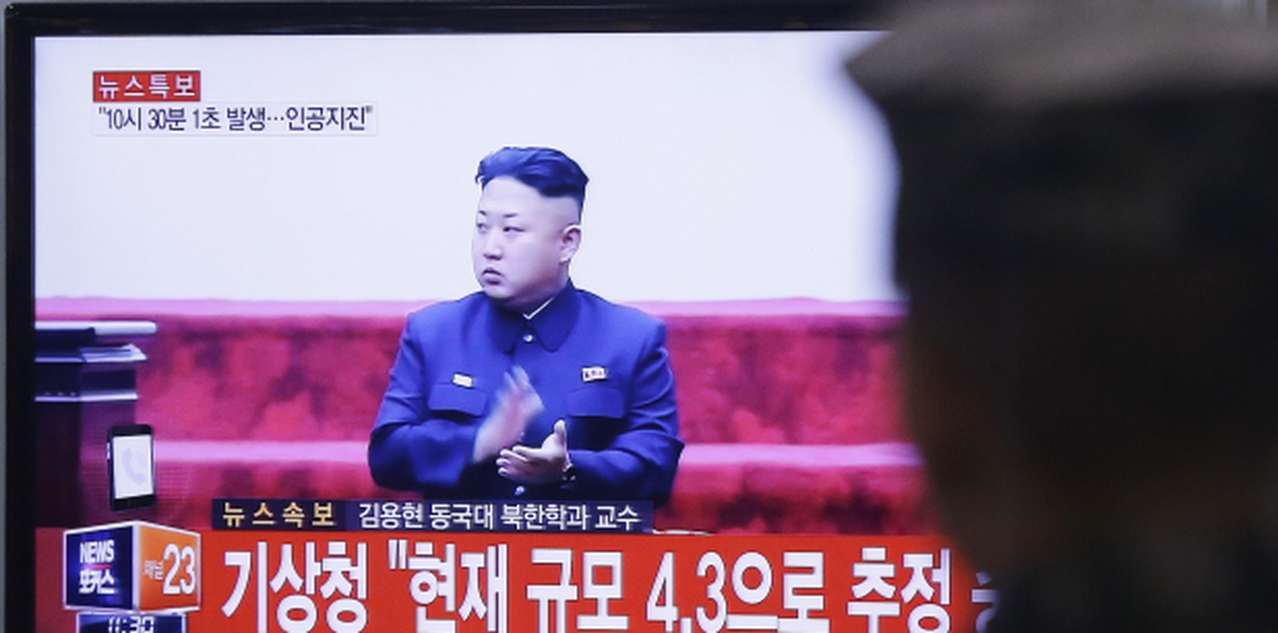 Un soldado surcoreano ve una imagen en televisión del lider norcoreano Kim Jong Un. (AP / Ahn Young-joon)
