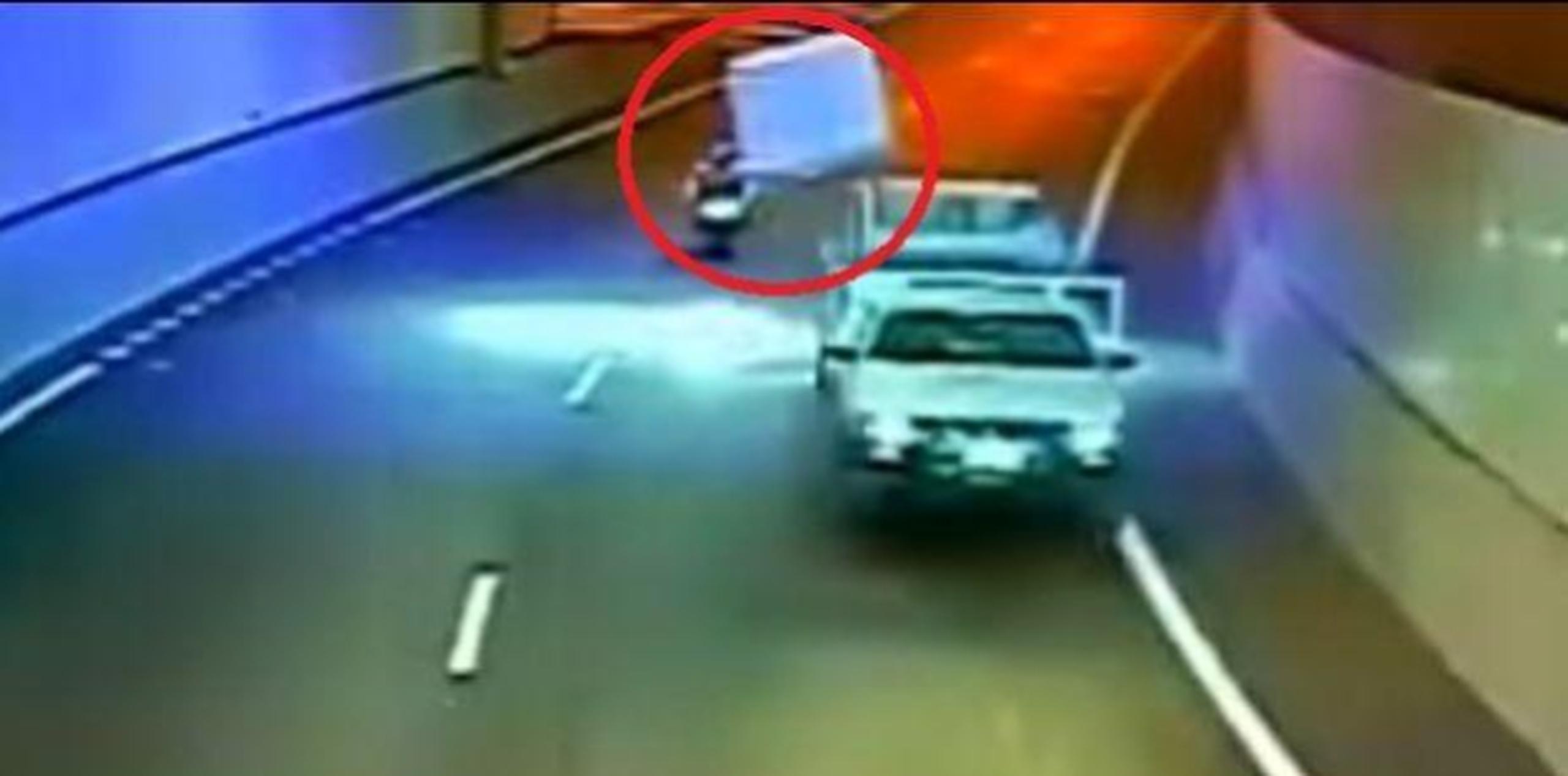 Para suerte de este hombre, el colchón encajó entre las dos ruedas de la motocicleta y no generó mayores daños. (Foto: captura de YouTube)