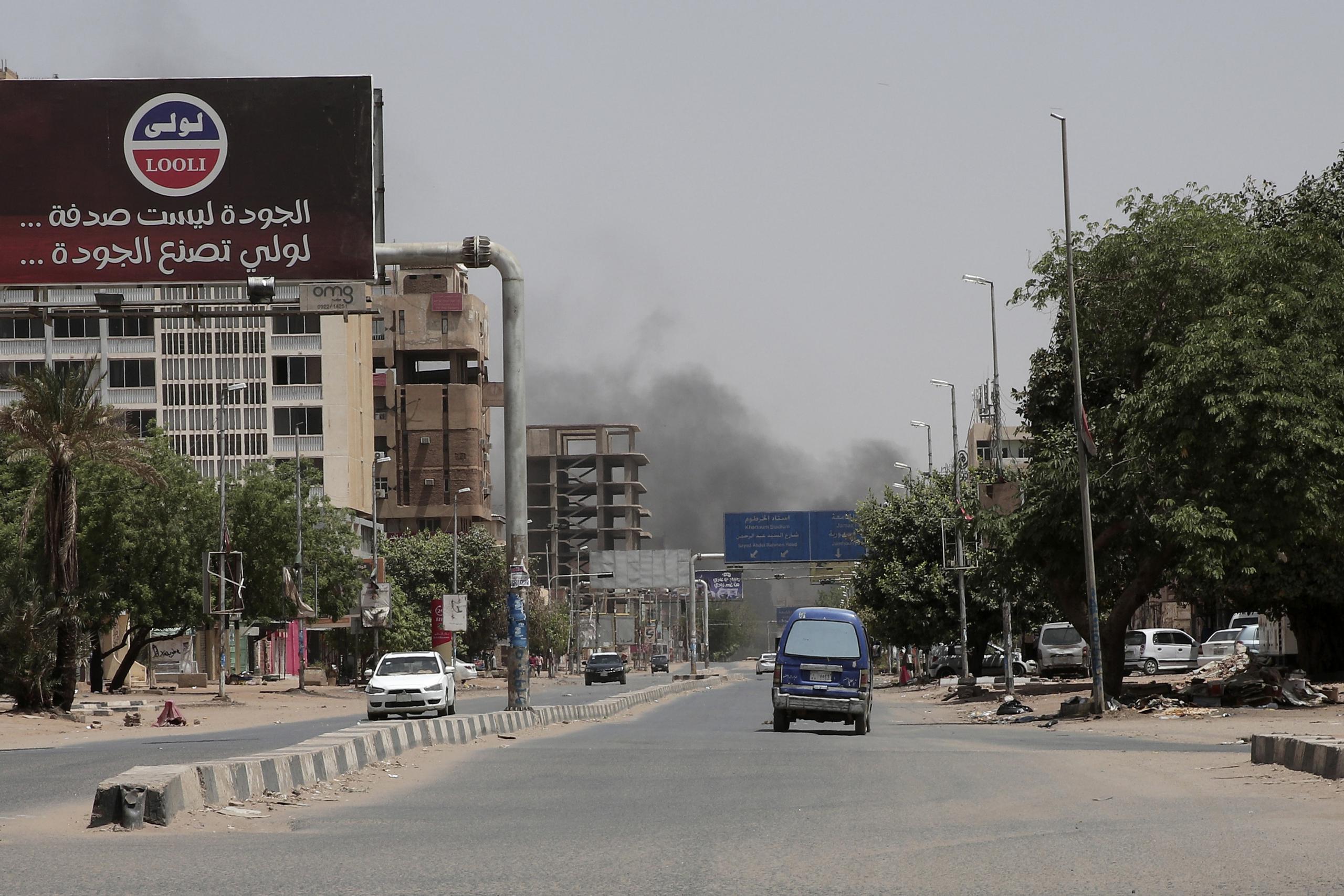 Una nube de humo sale de un vecindario de Jartum, Sudán. (AP Foto/Marwan Ali)