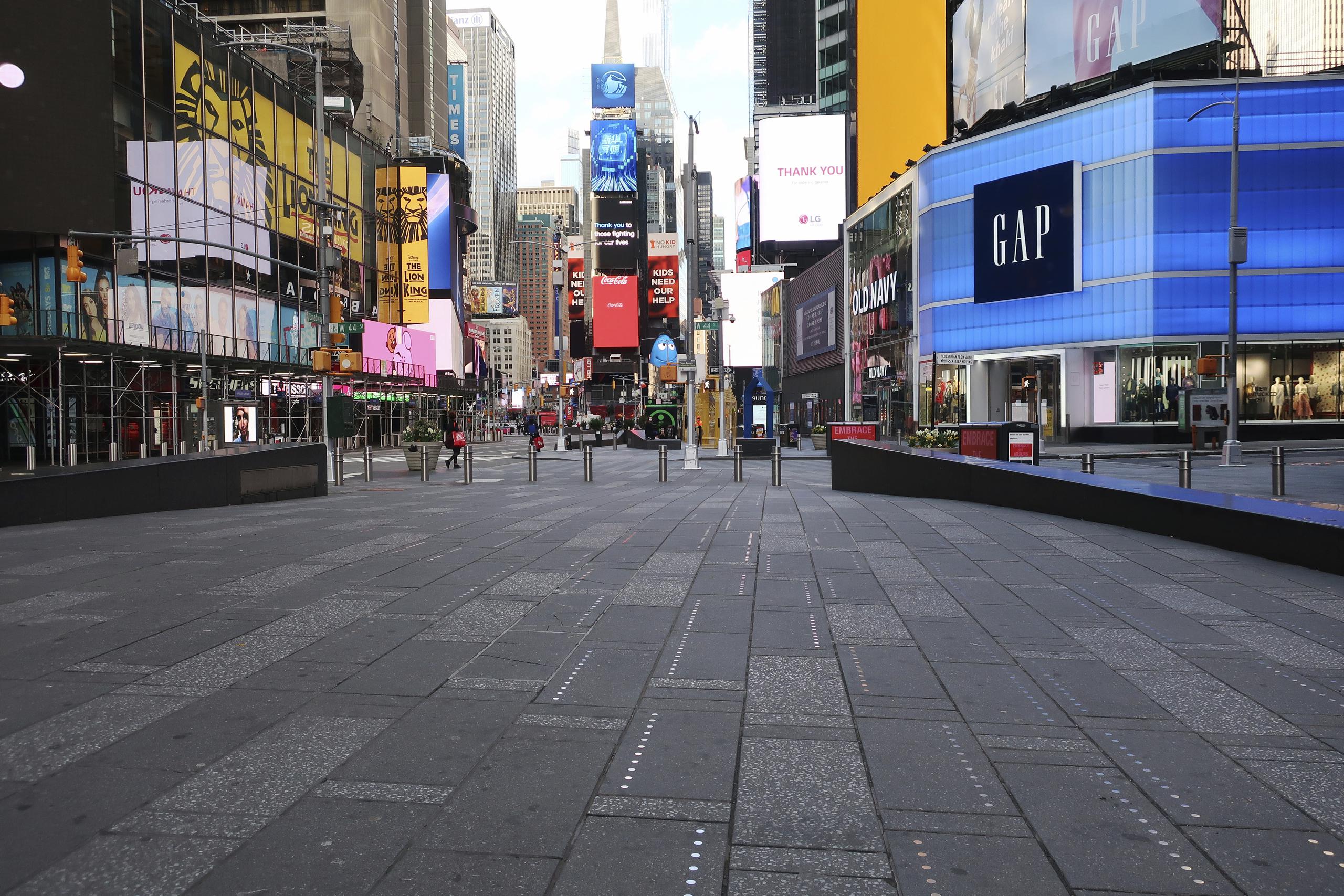Times Square se ve casi vacía durante la pandemia de coronavirus en Nueva York