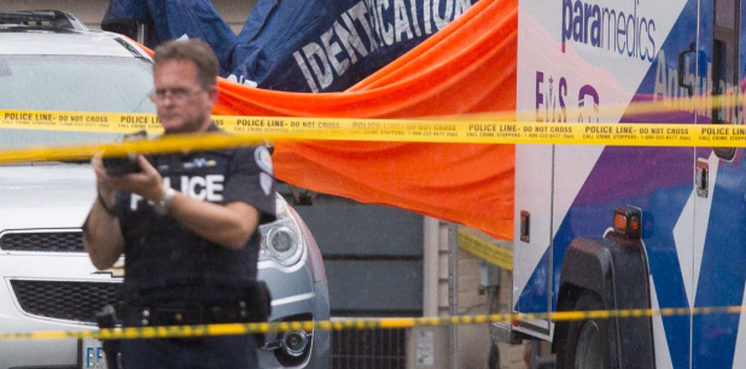 La Policía canadiense reveló que ha detenido a un hombre de 35 años sospechoso de causar la muerte de los tres individuos, dos varones y una mujer. (AP)