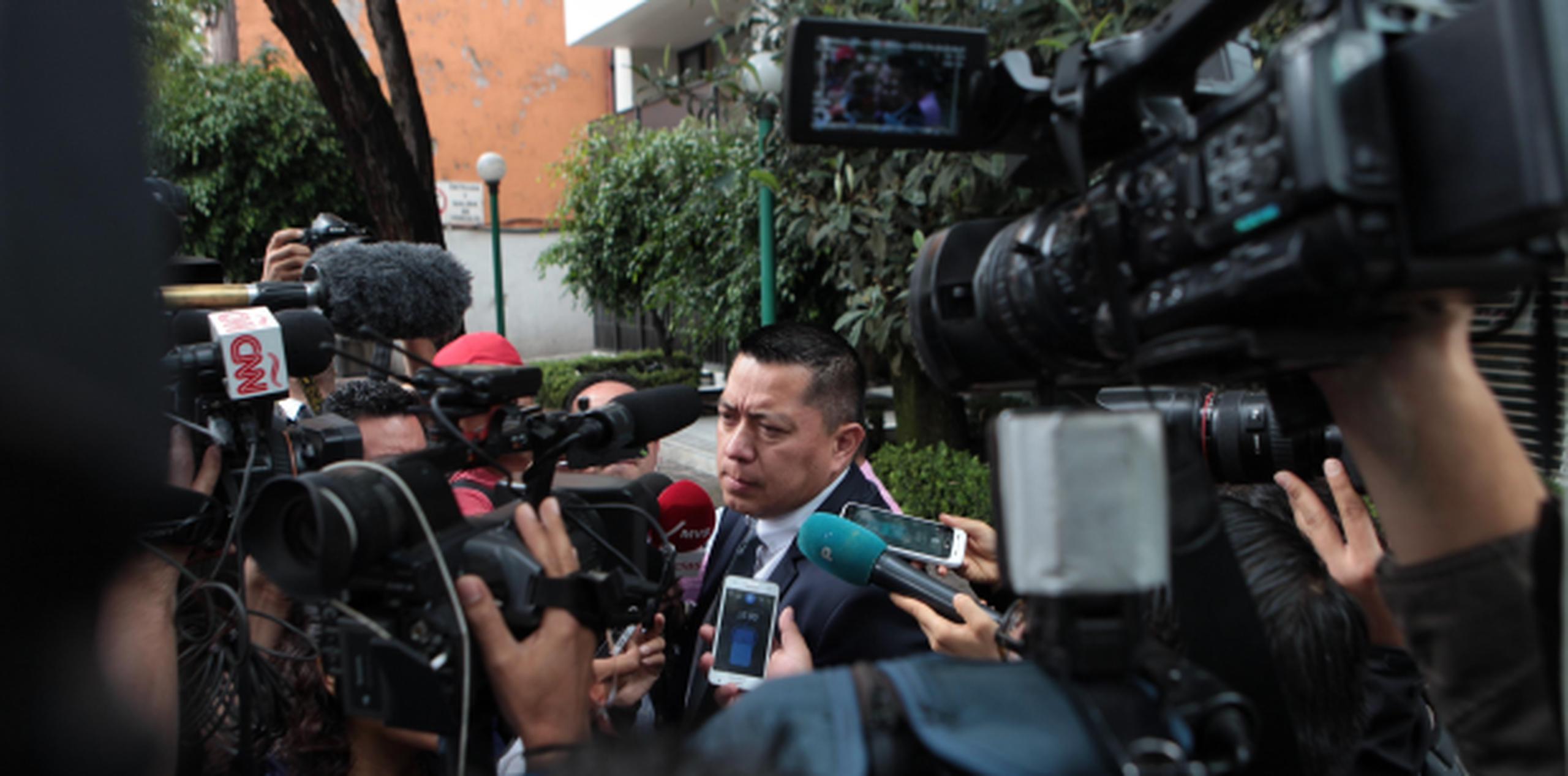 El abogado de El Chapo habla a la prensa al salir de los juzgados de la penal. (EFE/Sáshenka Gutiérrez)