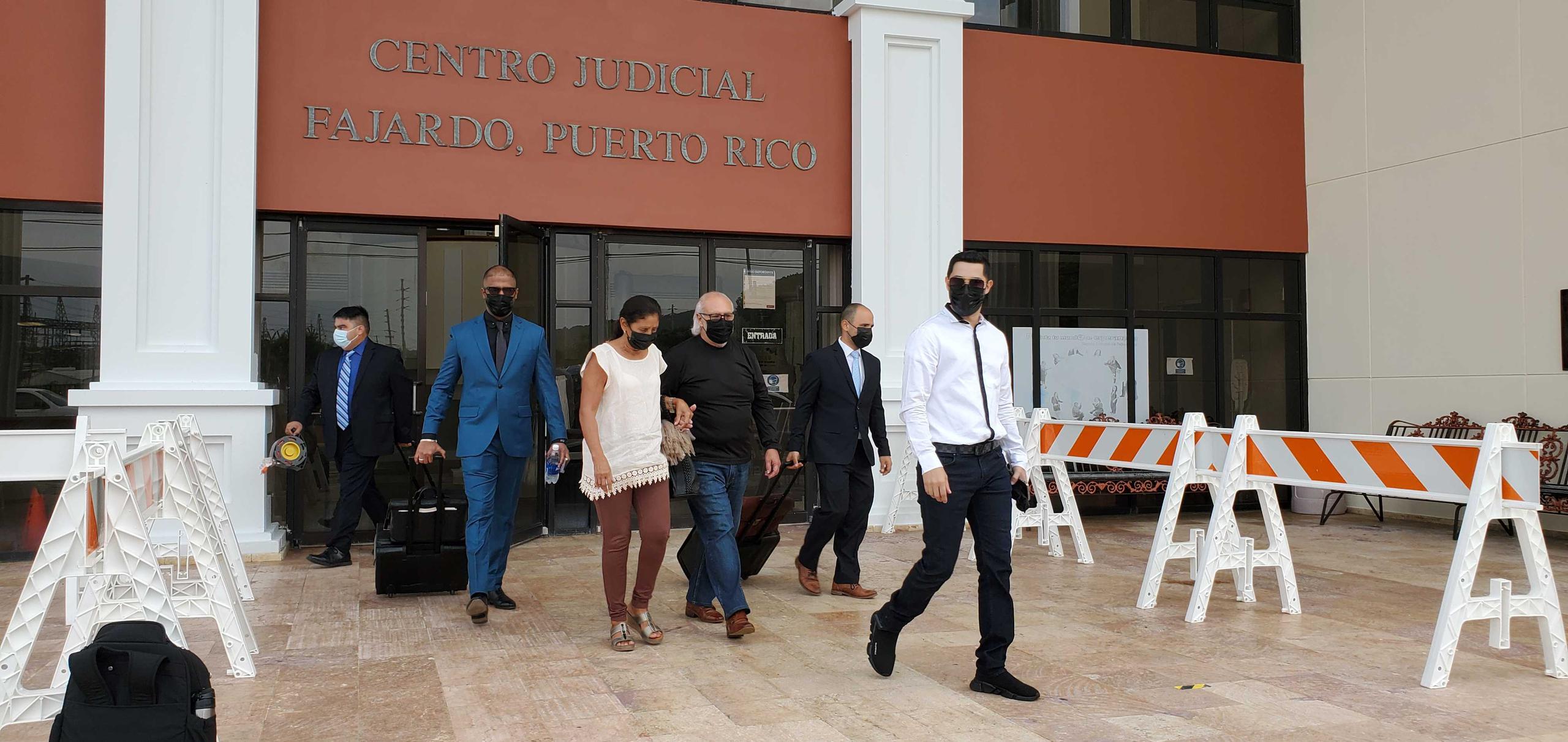 El acusado Jensen Medina Cardona sale del Tribunal de Fajardo acompañado de su familia y del abogado Orlando Cameron.
