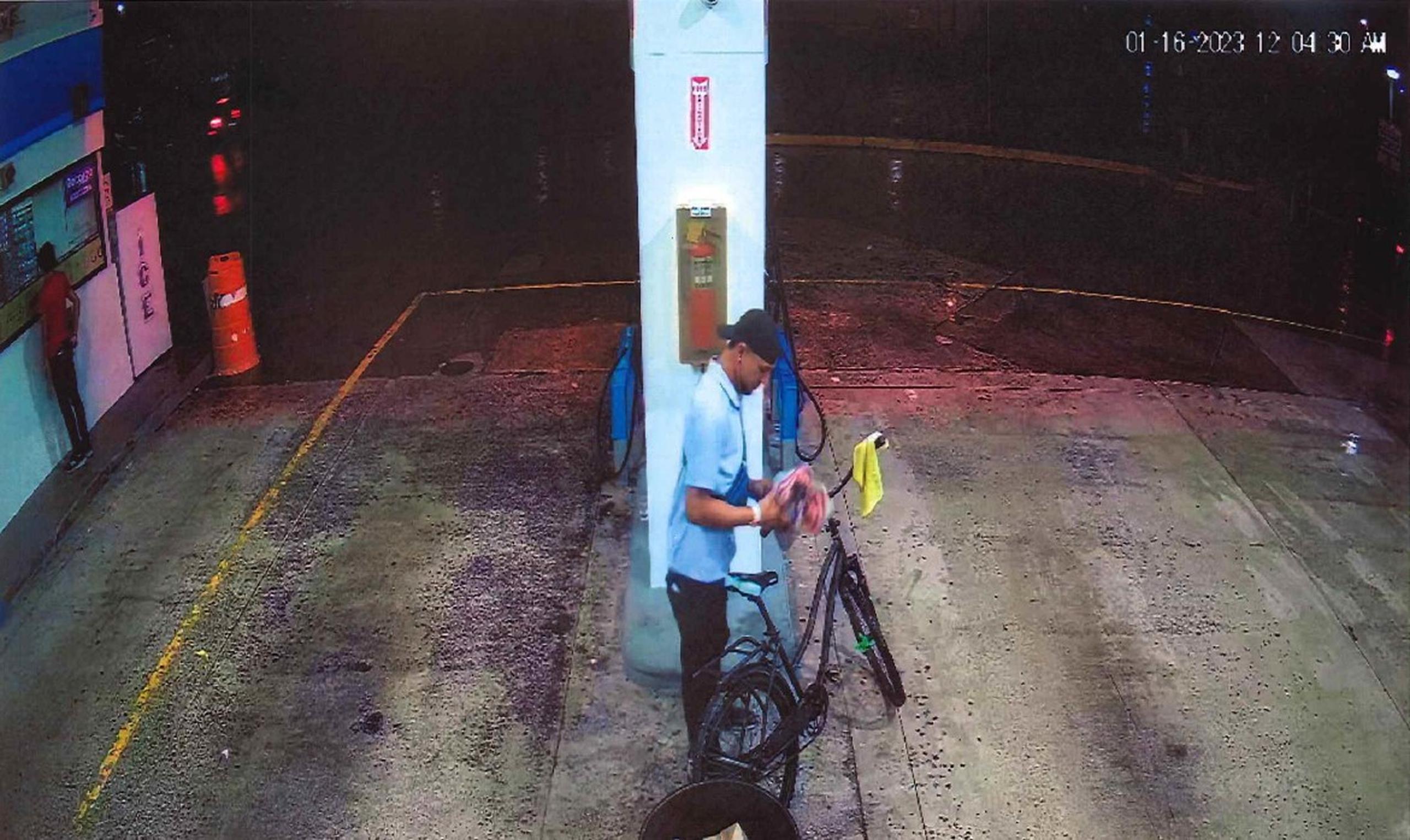 Imagen del sospechoso de cometer un robo, el día 16 de enero, en la gasolinera Gulf, localizada de la carretera PR-860, en Carolina.