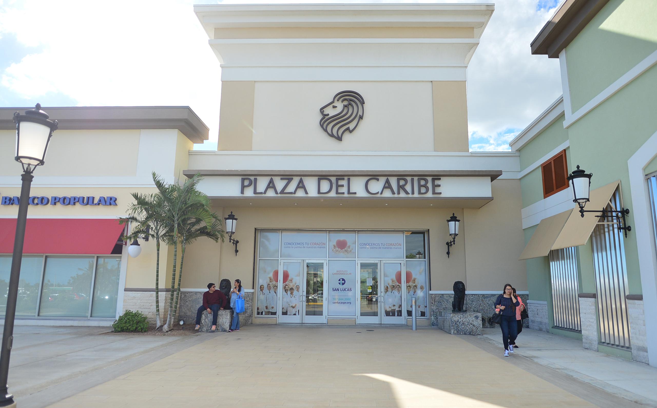 Plaza del Caribe abre de 9:00 de la mañana a 9:00 de la noche y alberga más de 110 tiendas.