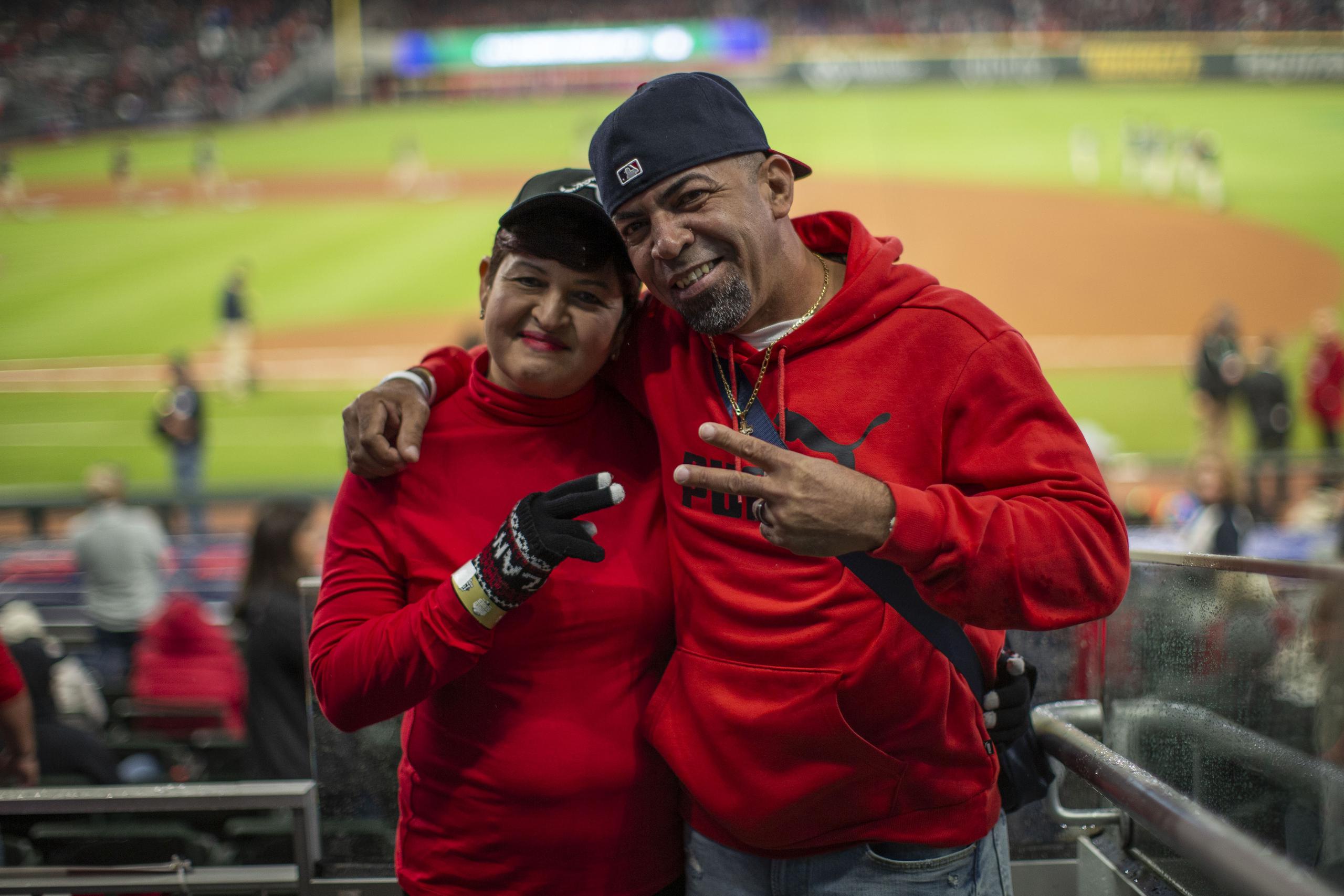 Eddie Rosario, padre, y María Haddock viven unos días de ensueño con el desempeño de su hijo durante estos playoffs con los Braves Atlanta.