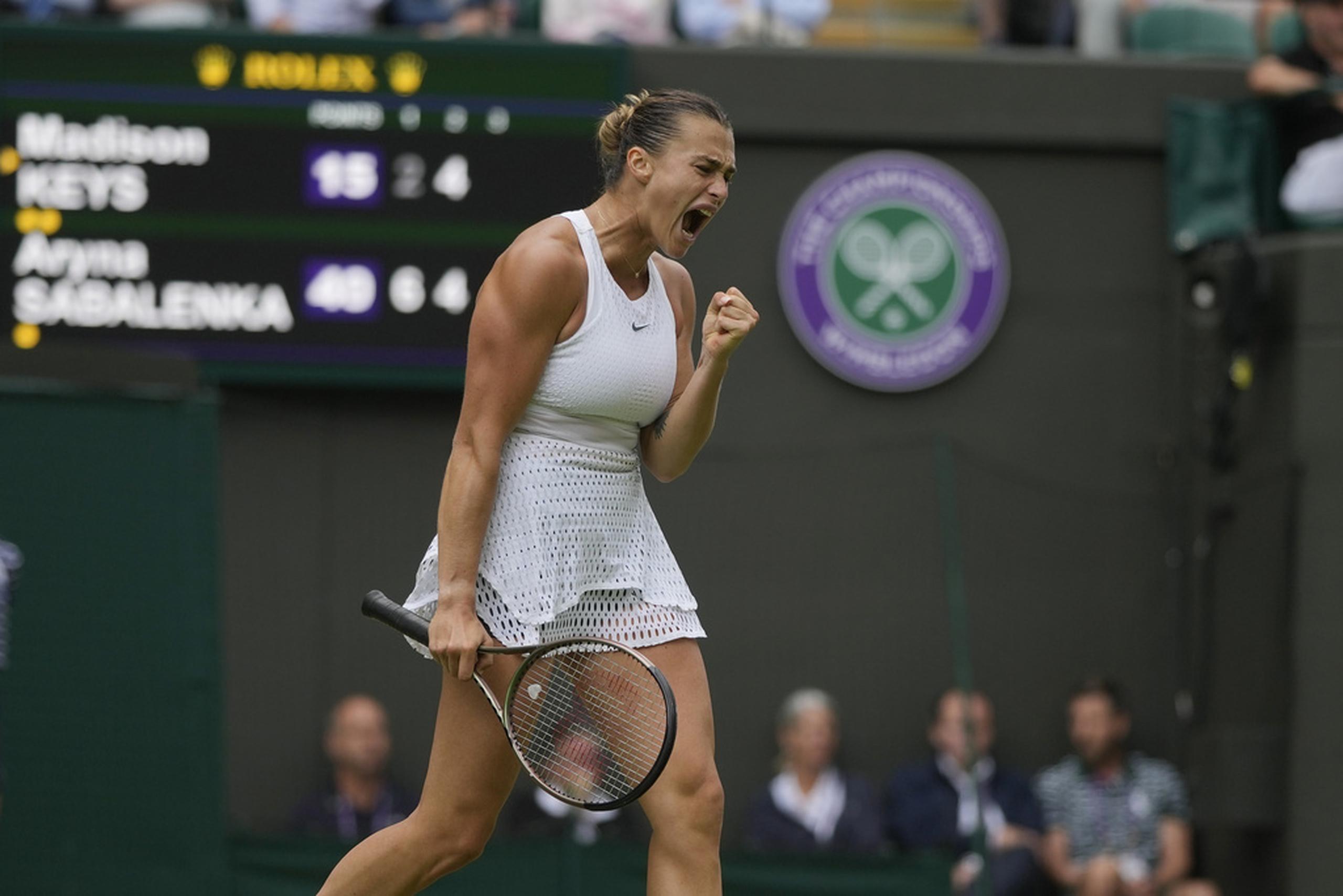 Aryna Sabalenka celebra tras llevarse un game en el encuentro de cuartos de final de Wimbledon ante la estadounidense Madison Keys.