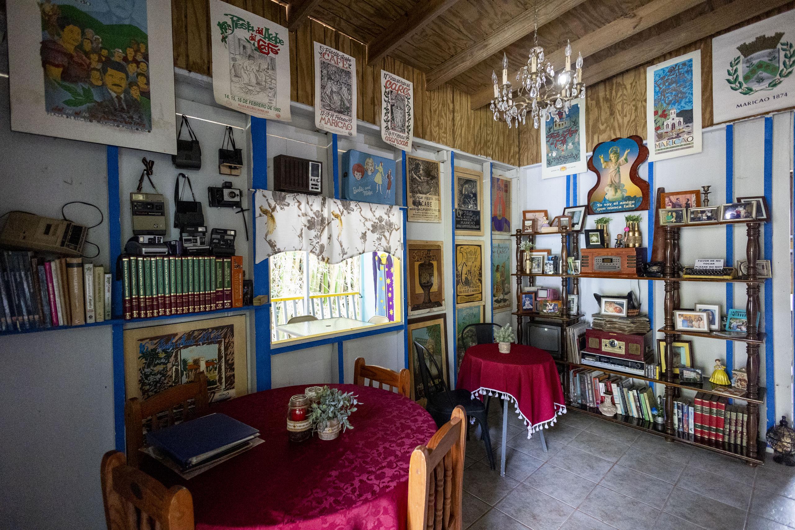 El lugar, ubicado en el barrio Maricao Afuera, exhibe artículos antiguos como radios, maquinillas, tocadiscos, enciclopedias, discos de vinilo y hasta cartuchos de música 8-track.
