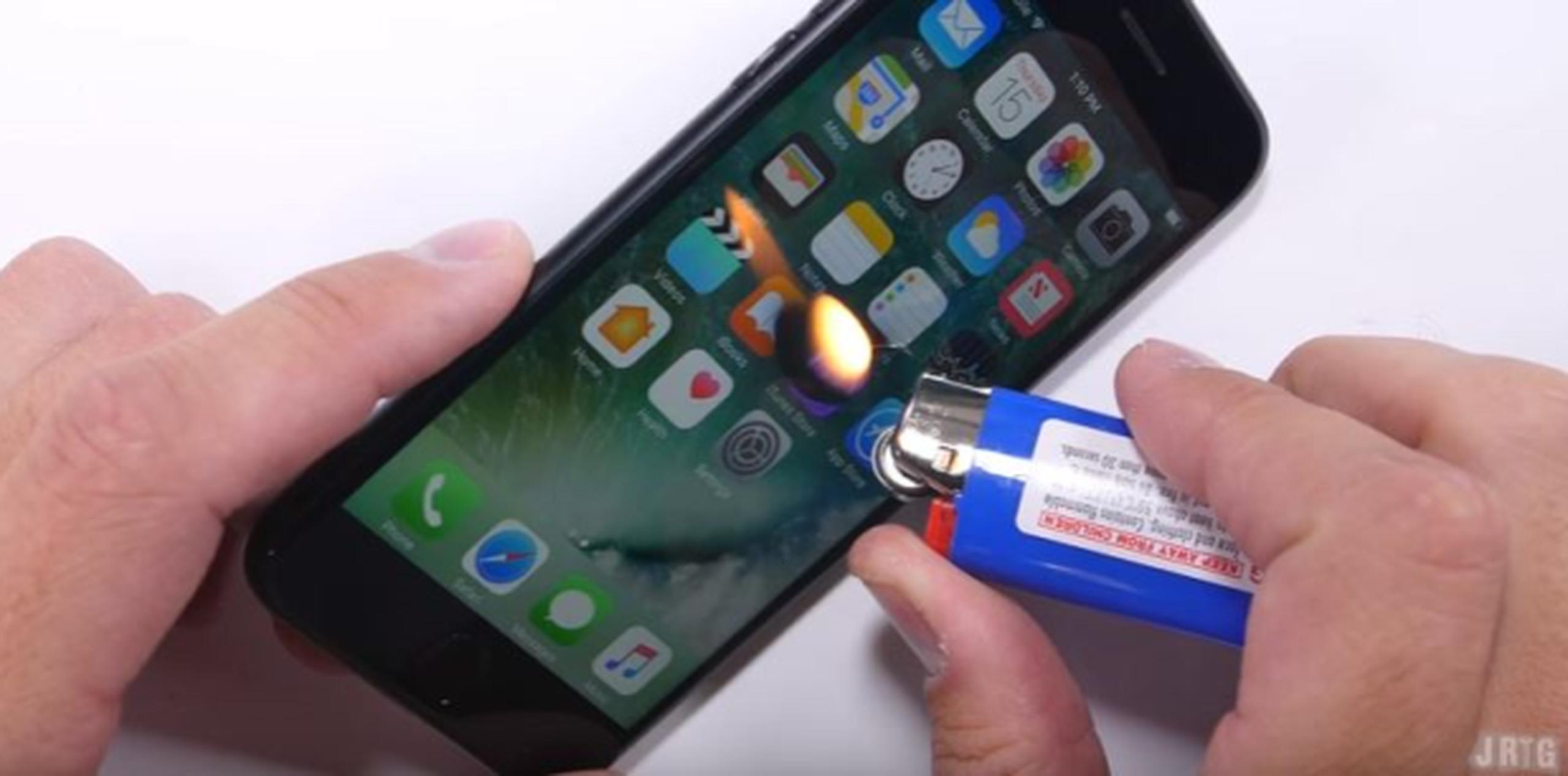 La primera prueba que le hacen al iPhone 7 consta de llevar la pantalla del teléfono al límite. (YouTube)
