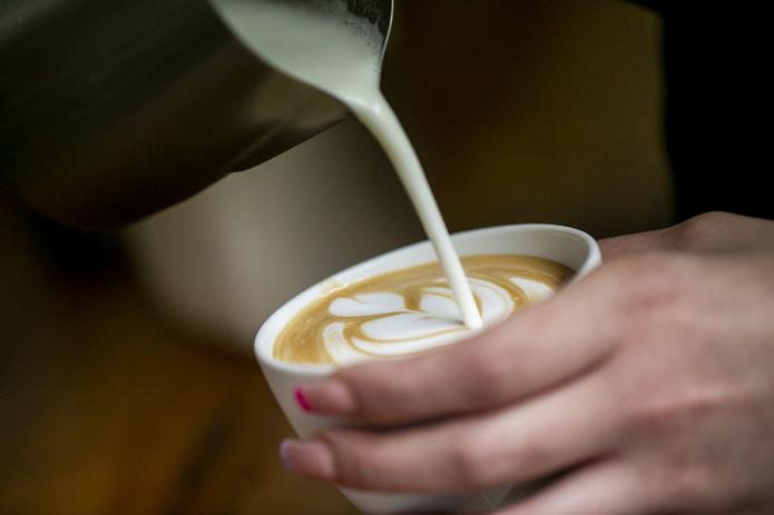 Lo primero que confirmó el grupo de médicos es la cantidad adecuada de café al día que debe tomar una persona para obtener sus beneficios.