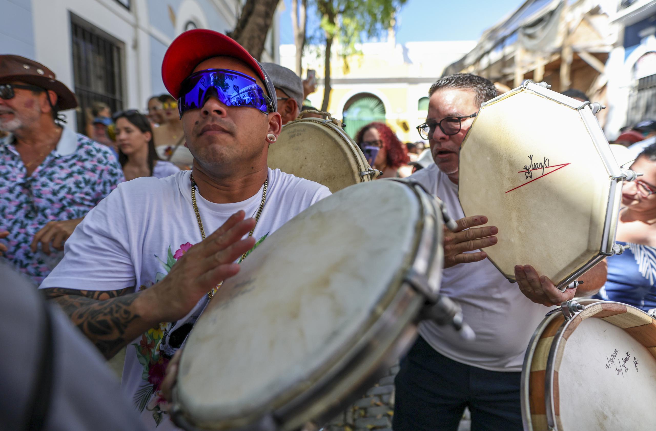 Los pleneros llegan al tercer día de las FIestas de la Calle San Sebastián para amenizar al público con sus ritmos y coros.