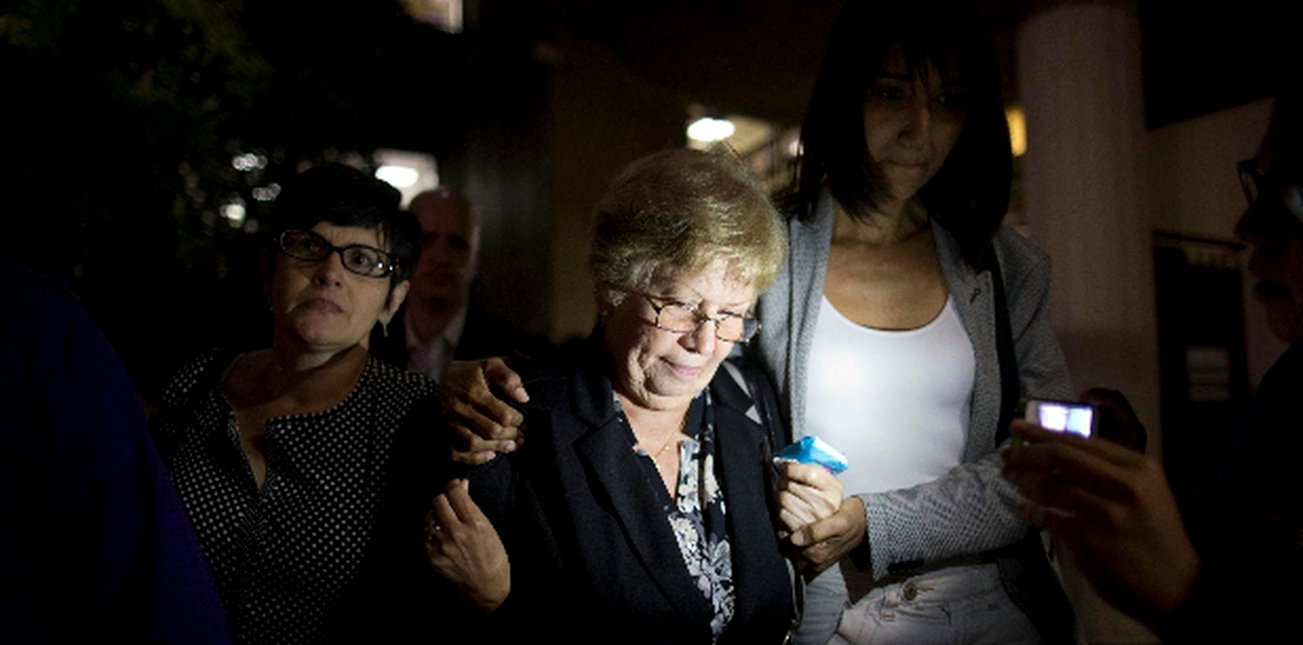 La madre de Carmen Paredes  tuvo que ser sostenida por familiares y amigos a su salida de la sala, luego de conocerse el veredicto contra su yerno.  ( tonito.zayas@gfrmedia.com)